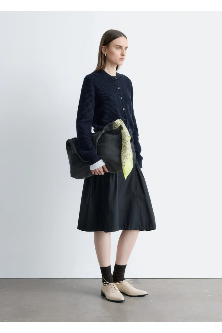 앤아더스토리즈 립 니트 가디건의 네이비 블루컬러 ECOMLook입니다.