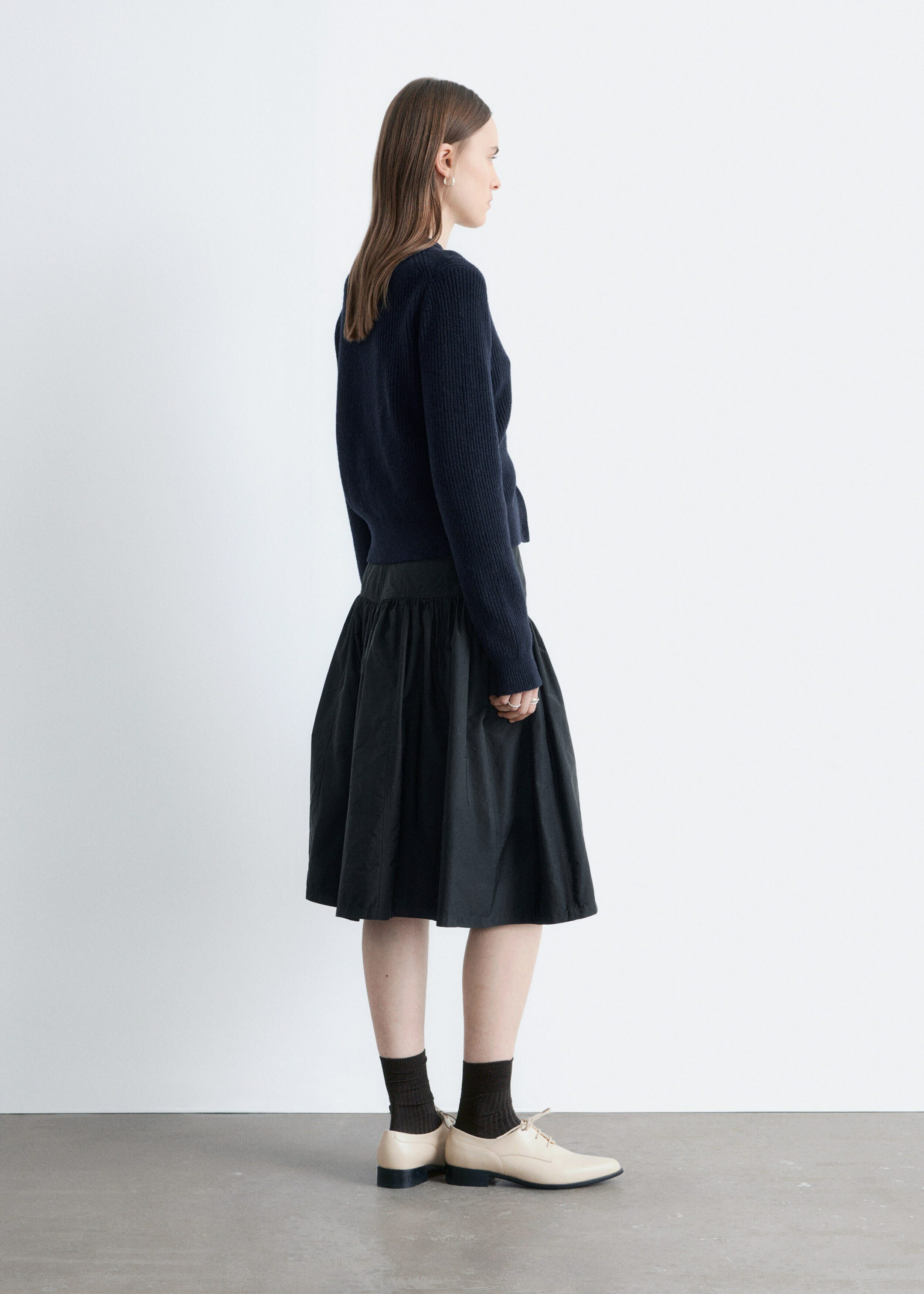 앤아더스토리즈 립 니트 가디건의 네이비 블루컬러 ECOMLook입니다.