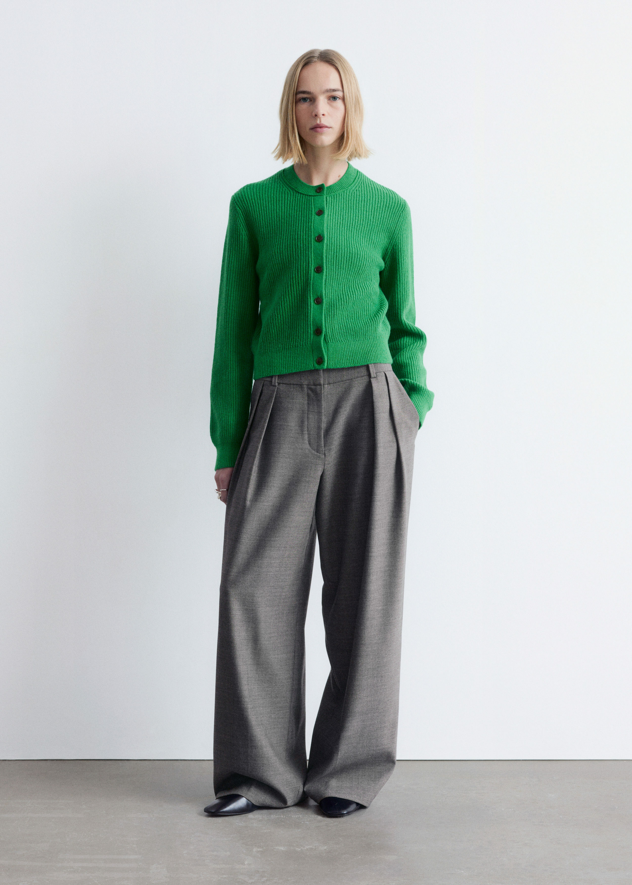 앤아더스토리즈 립 니트 가디건의 그린컬러 ECOMLook입니다.