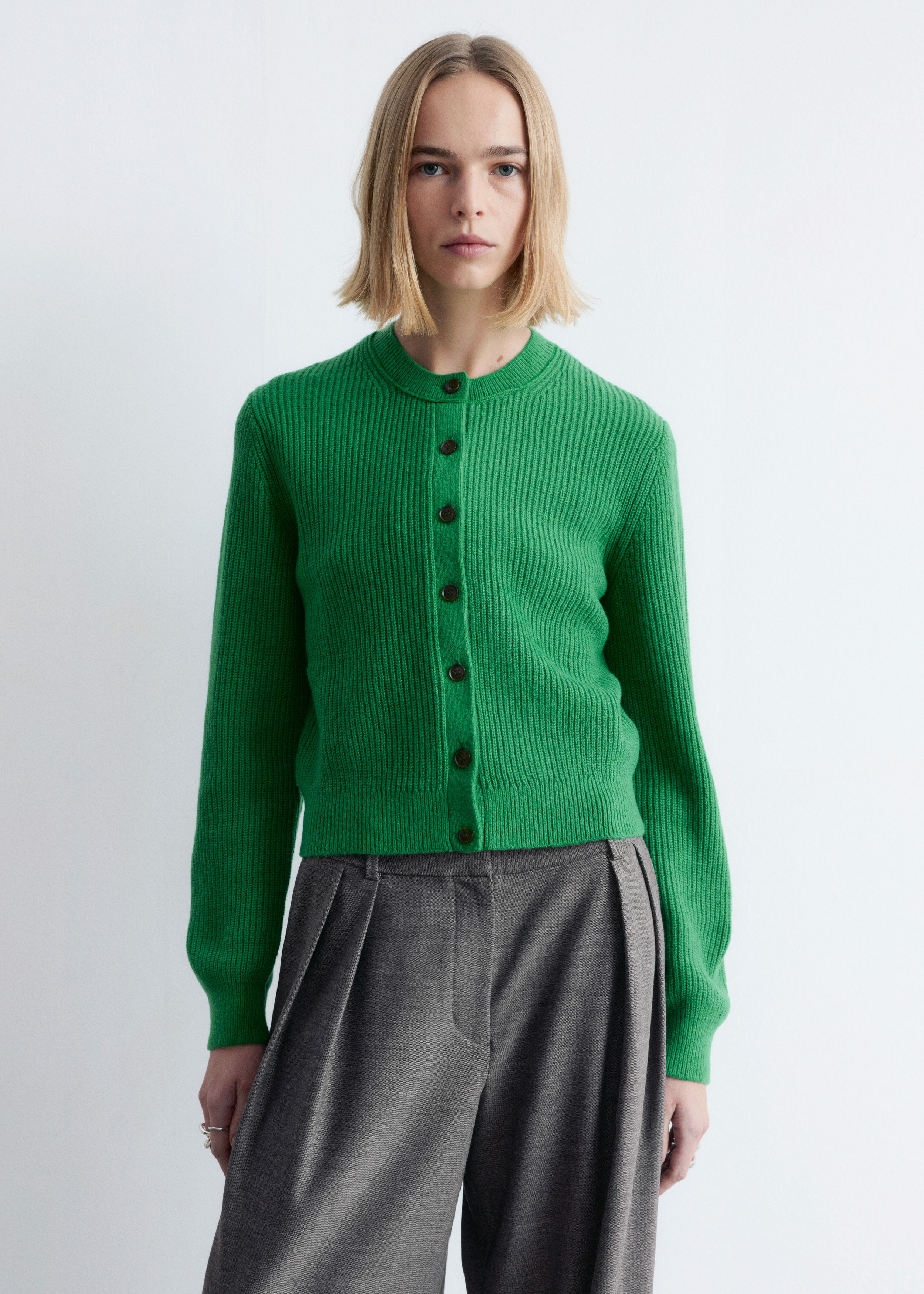 앤아더스토리즈 립 니트 가디건의 그린컬러 ECOMLook입니다.