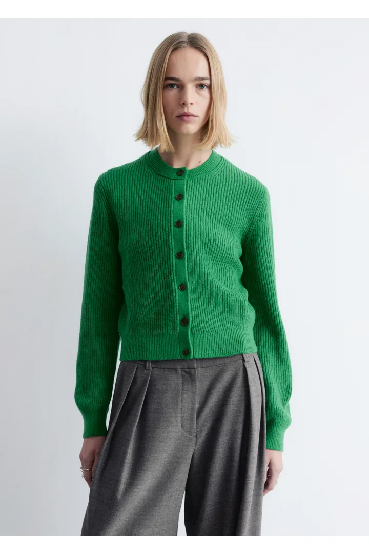 앤아더스토리즈 립 니트 가디건의 그린컬러 ECOMLook입니다.