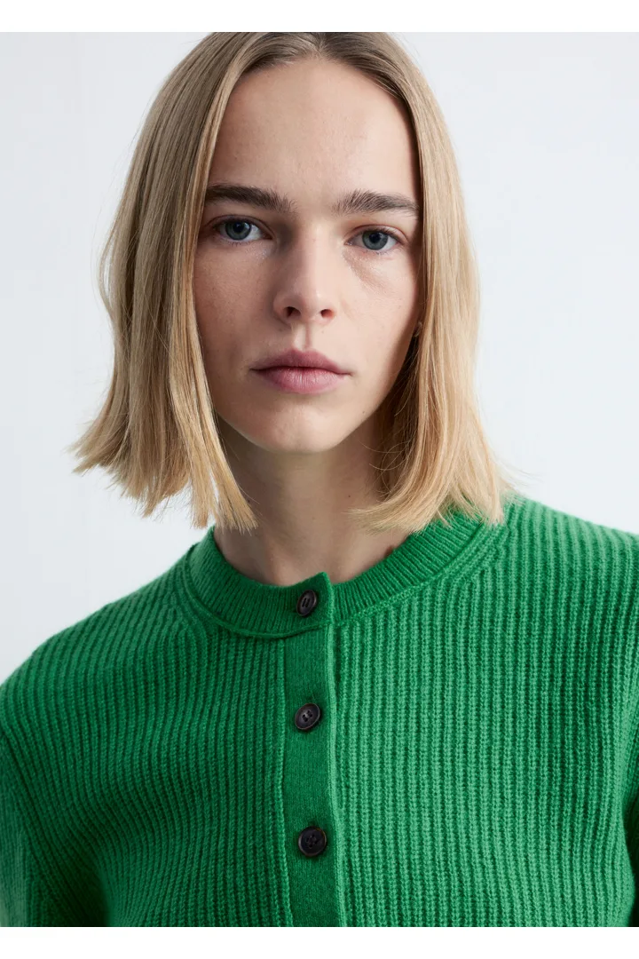 앤아더스토리즈 립 니트 가디건의 그린컬러 ECOMLook입니다.