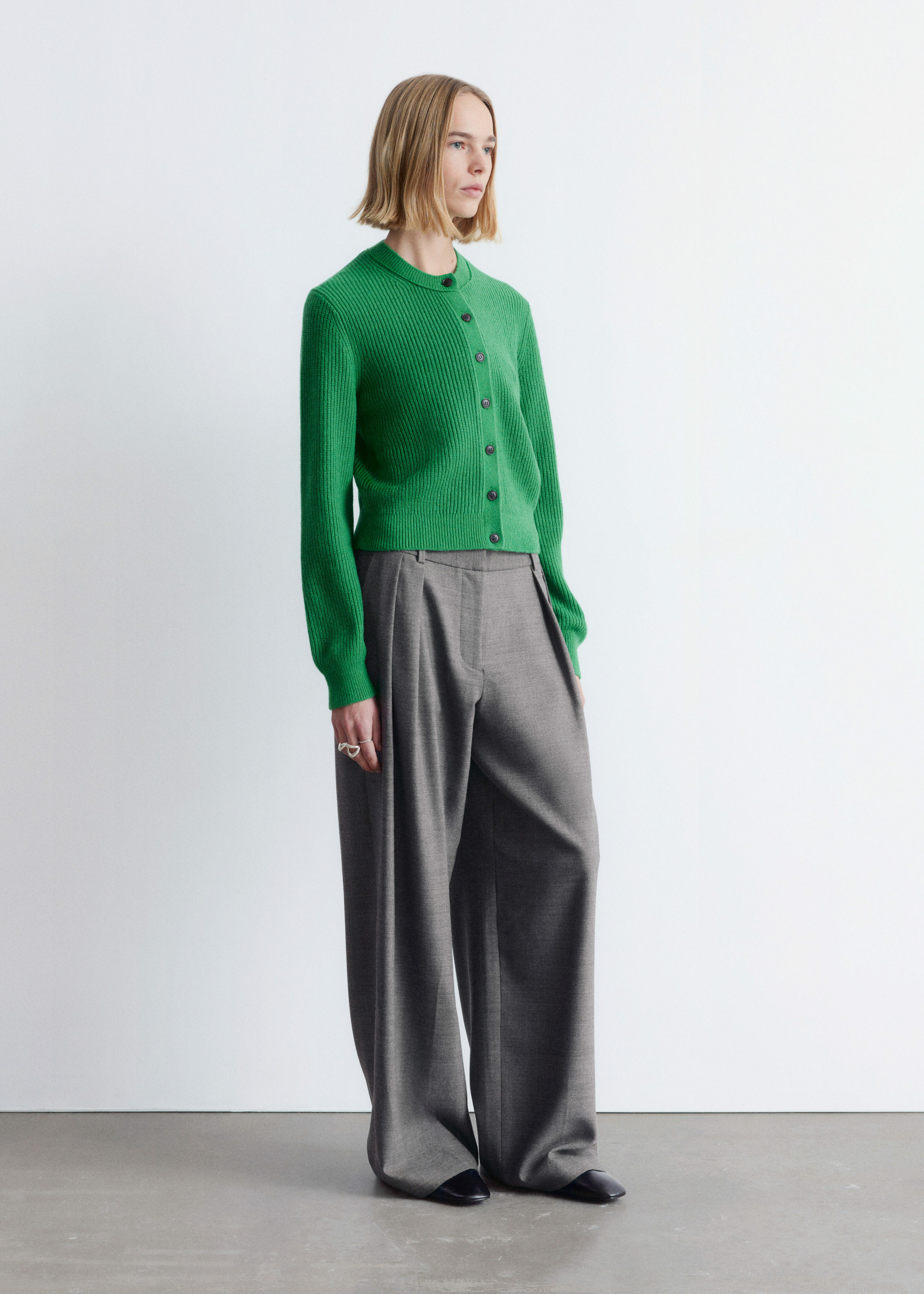 앤아더스토리즈 립 니트 가디건의 그린컬러 ECOMLook입니다.