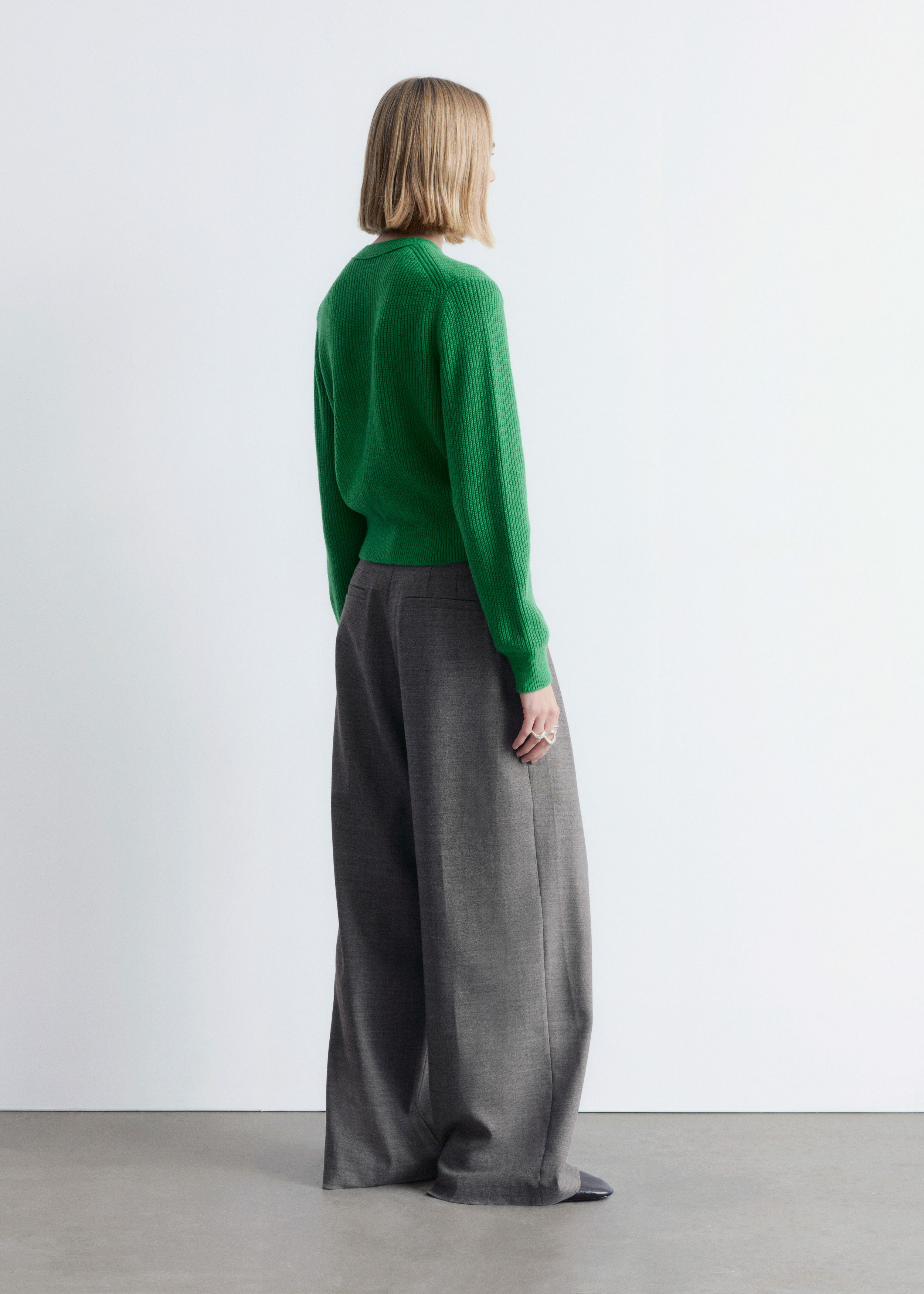 앤아더스토리즈 립 니트 가디건의 그린컬러 ECOMLook입니다.