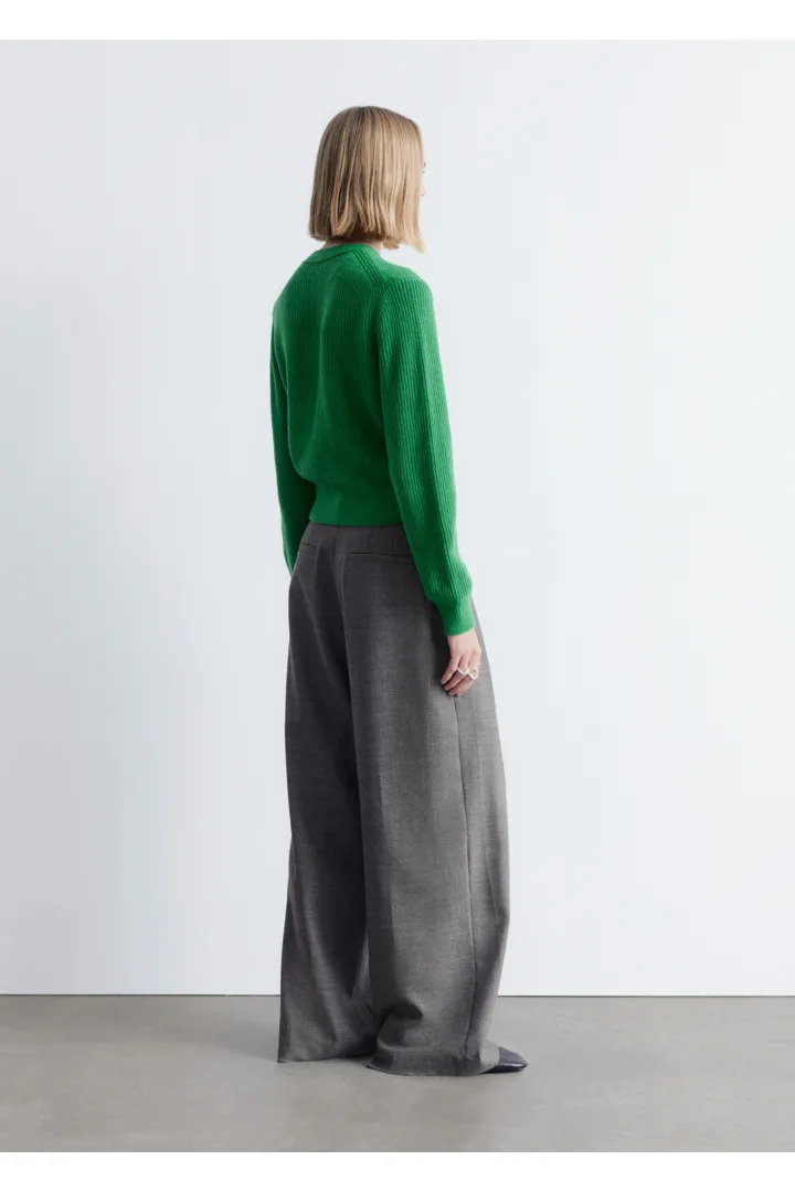 앤아더스토리즈 립 니트 가디건의 그린컬러 ECOMLook입니다.