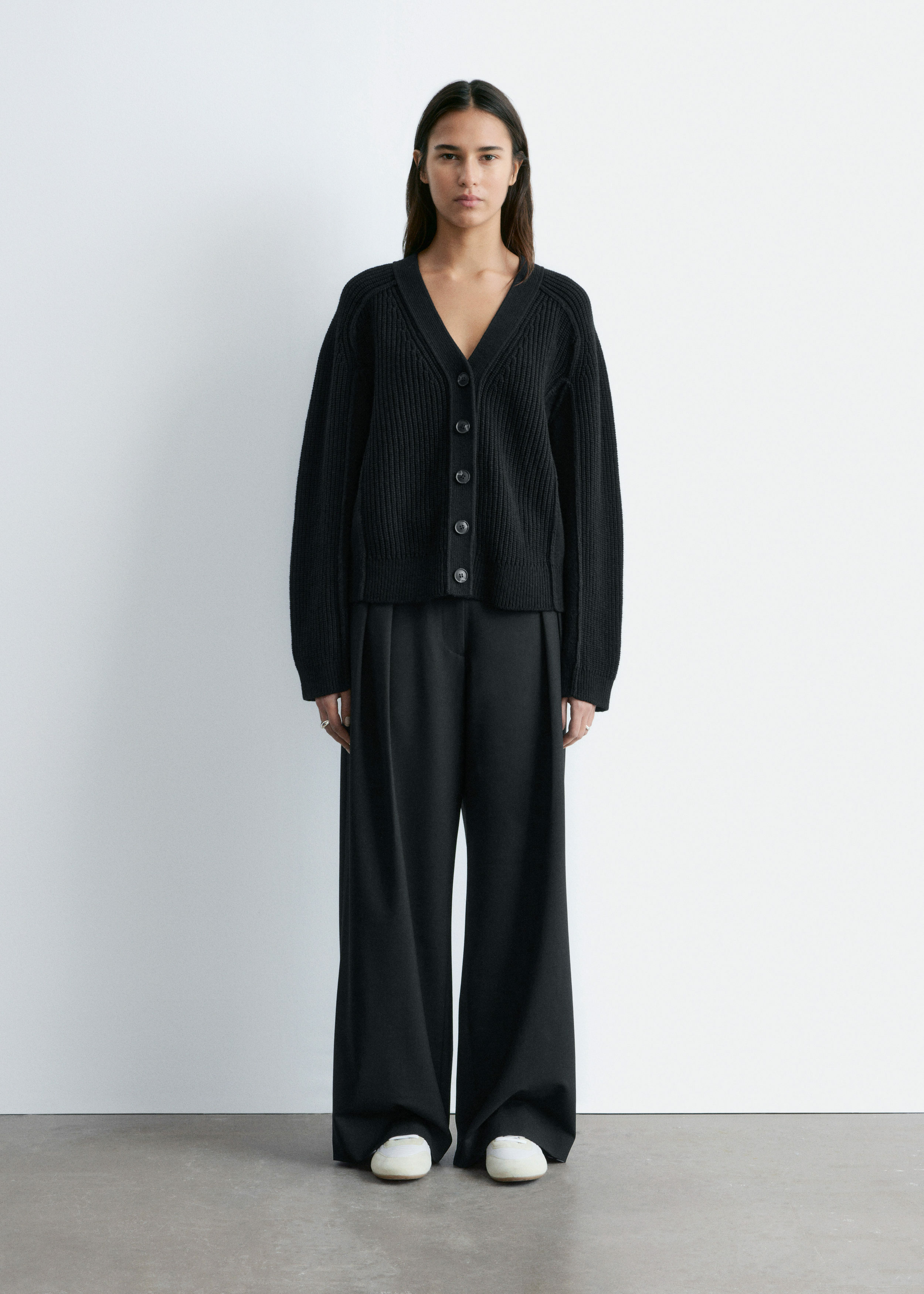 앤아더스토리즈 메리노 울 가디건의 블랙컬러 ECOMLook입니다.