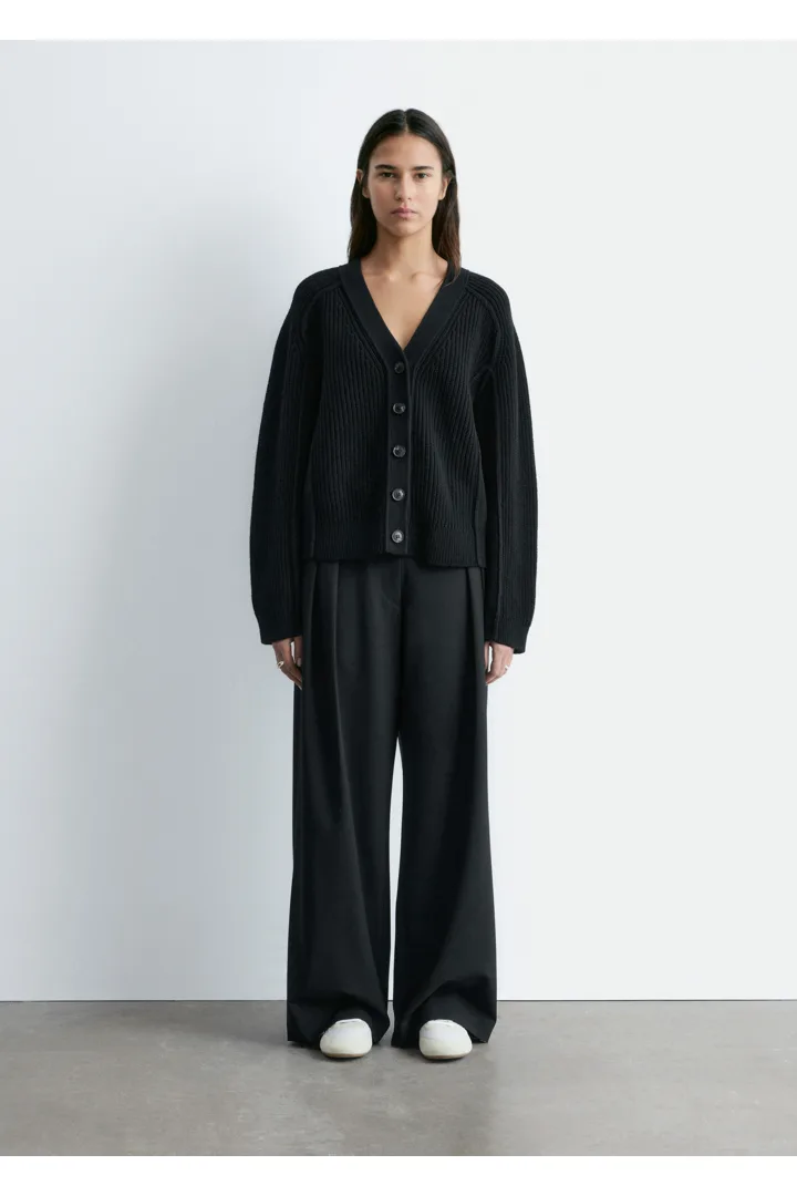 앤아더스토리즈 메리노 울 가디건의 블랙컬러 ECOMLook입니다.