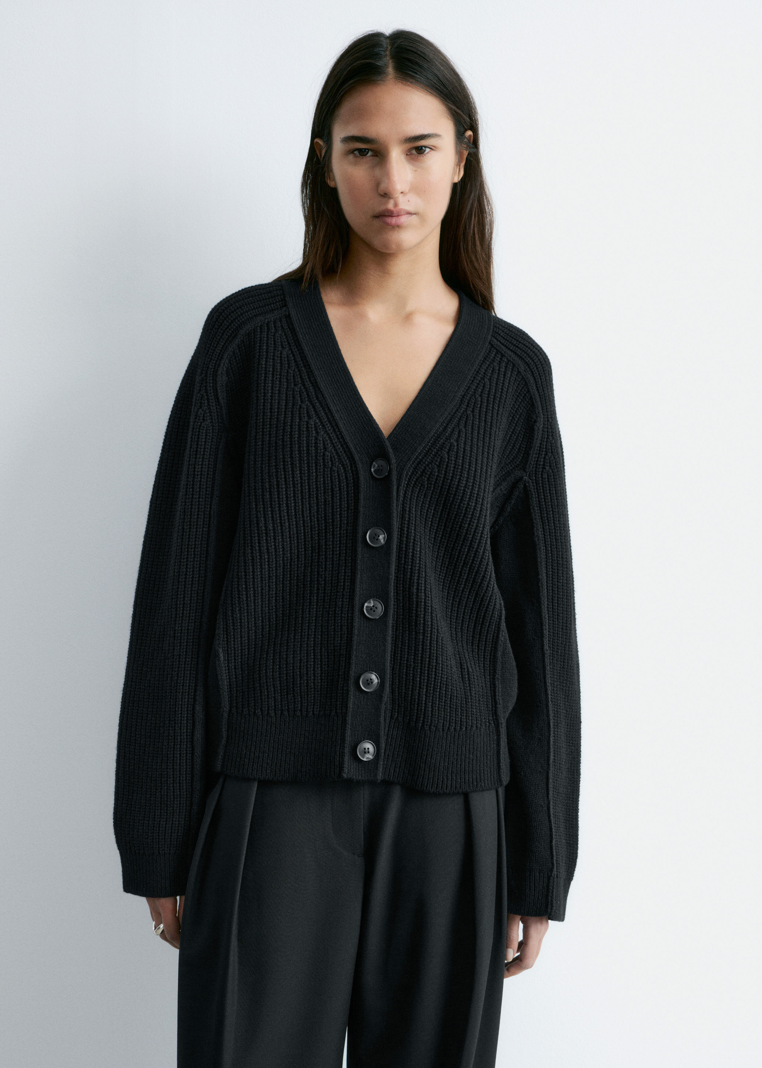 앤아더스토리즈 메리노 울 가디건의 블랙컬러 ECOMLook입니다.