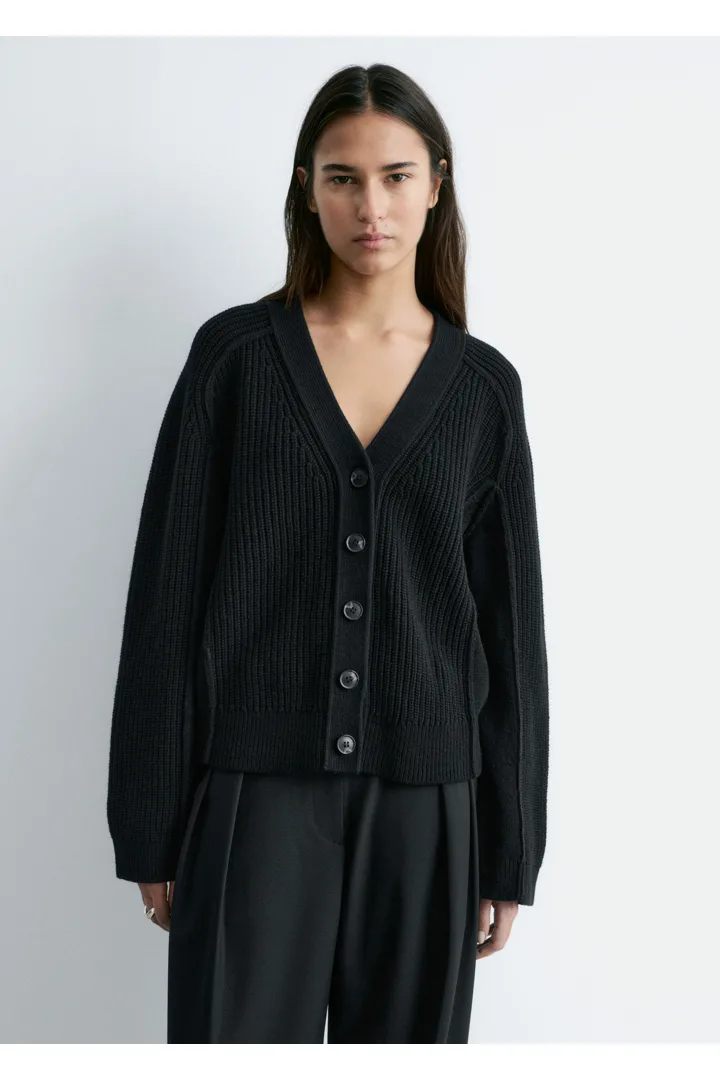 앤아더스토리즈 메리노 울 가디건의 블랙컬러 ECOMLook입니다.
