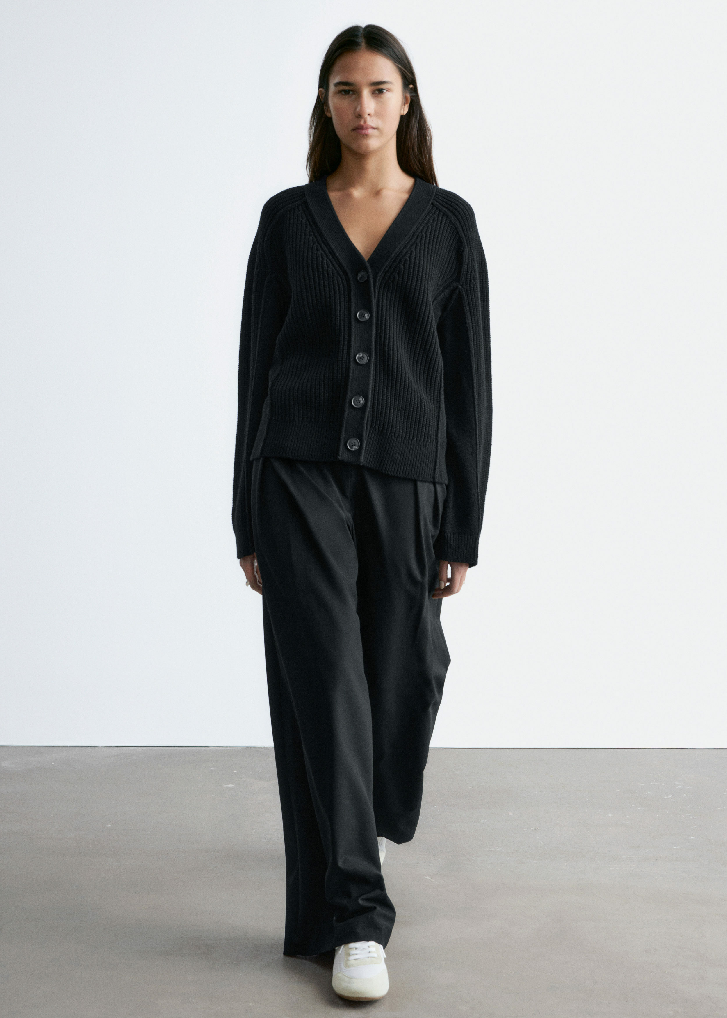 앤아더스토리즈 메리노 울 가디건의 블랙컬러 ECOMLook입니다.