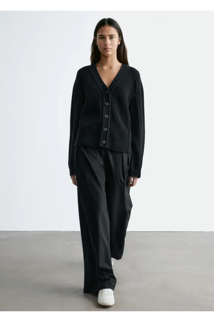 앤아더스토리즈 메리노 울 가디건의 블랙컬러 ECOMLook입니다.