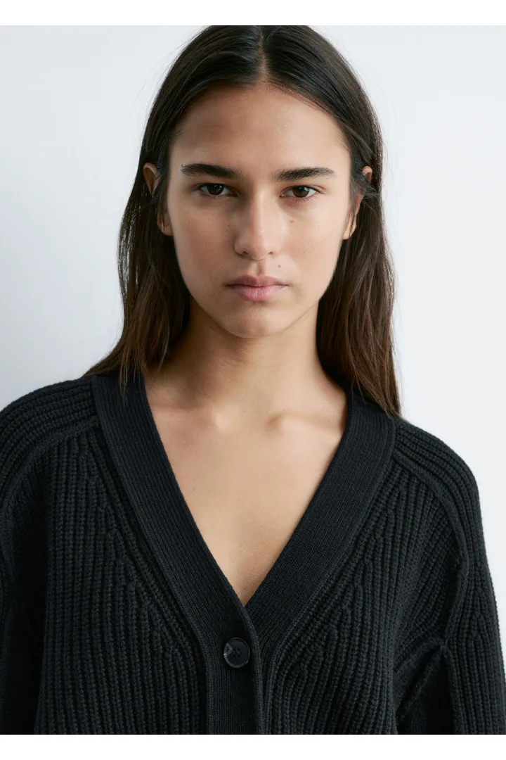 앤아더스토리즈 메리노 울 가디건의 블랙컬러 ECOMLook입니다.