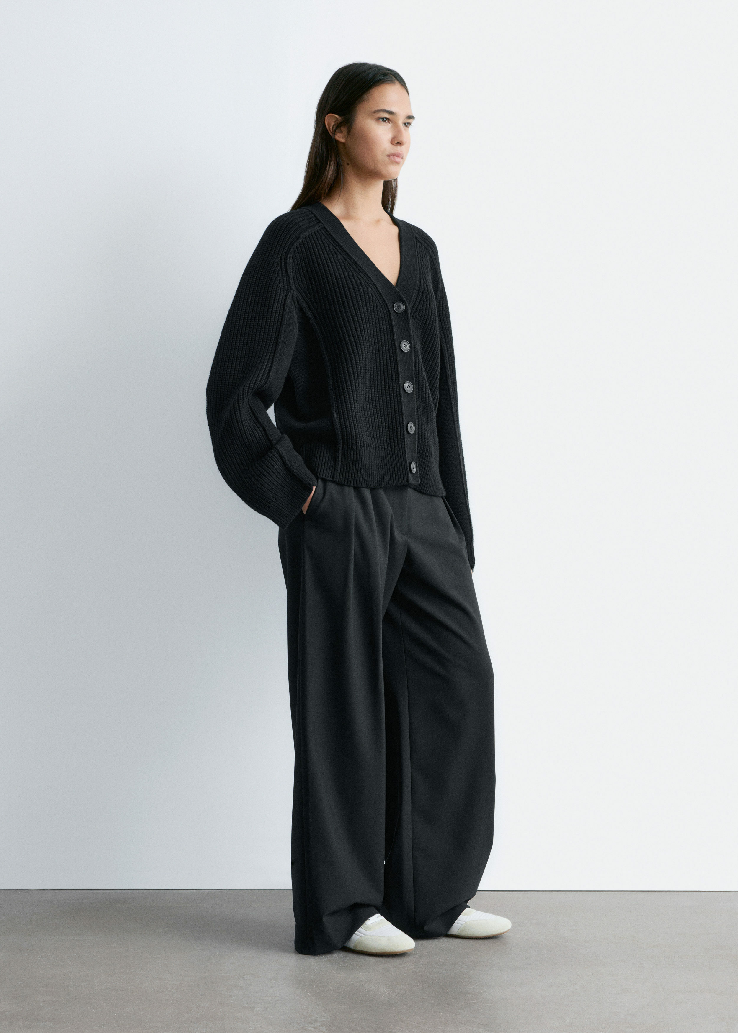 앤아더스토리즈 메리노 울 가디건의 블랙컬러 ECOMLook입니다.