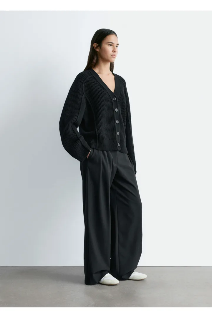 앤아더스토리즈 메리노 울 가디건의 블랙컬러 ECOMLook입니다.