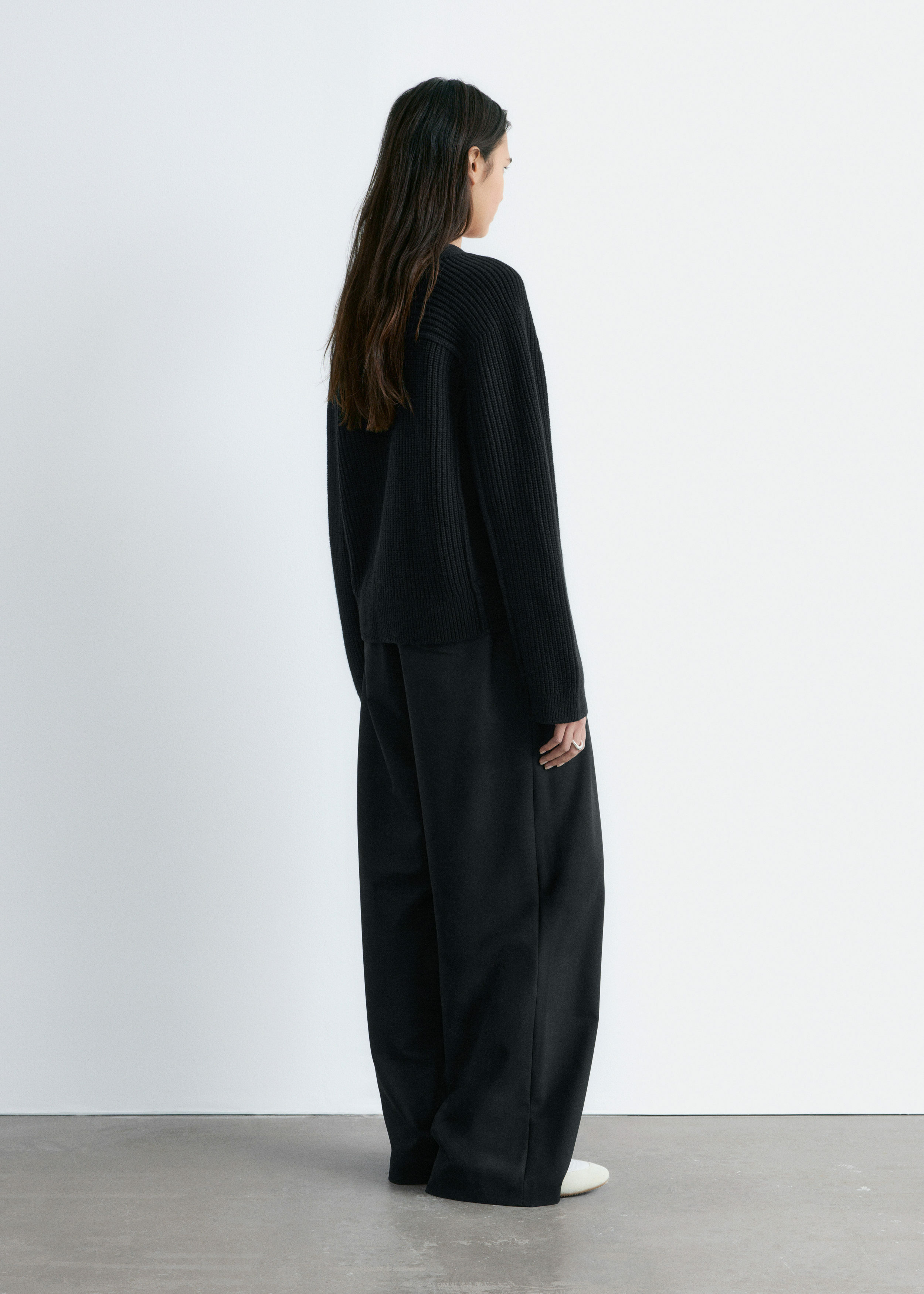 앤아더스토리즈 메리노 울 가디건의 블랙컬러 ECOMLook입니다.