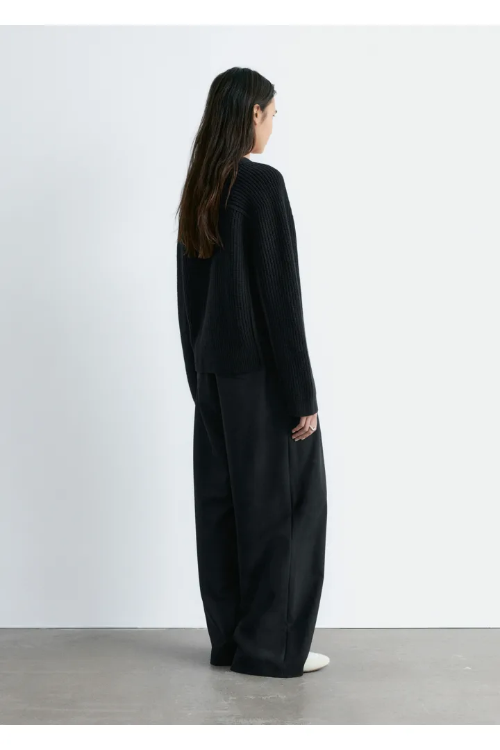 앤아더스토리즈 메리노 울 가디건의 블랙컬러 ECOMLook입니다.