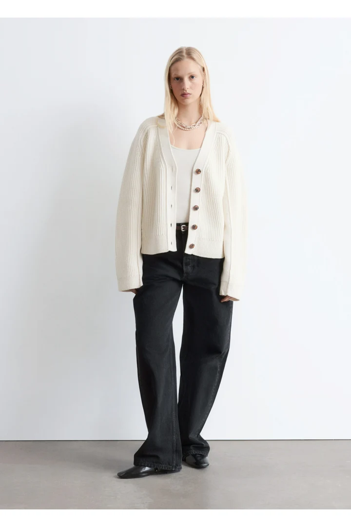 앤아더스토리즈 메리노 울 가디건의 크림컬러 ECOMLook입니다.