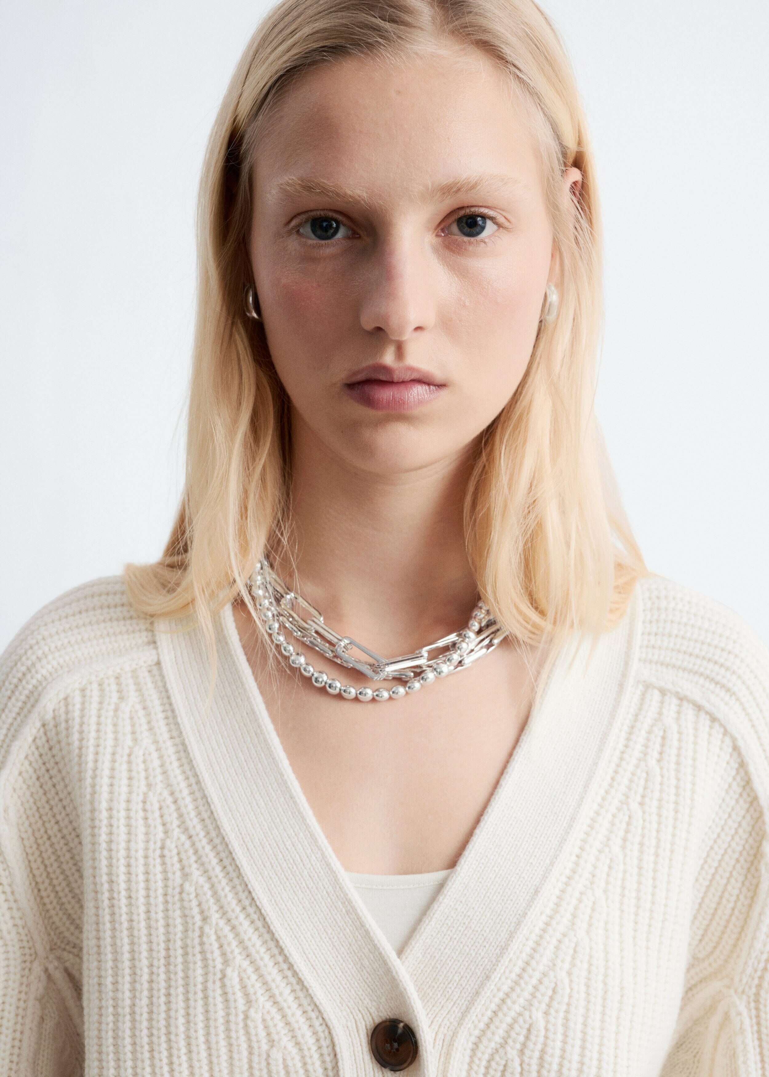 앤아더스토리즈 메리노 울 가디건의 크림컬러 ECOMLook입니다.