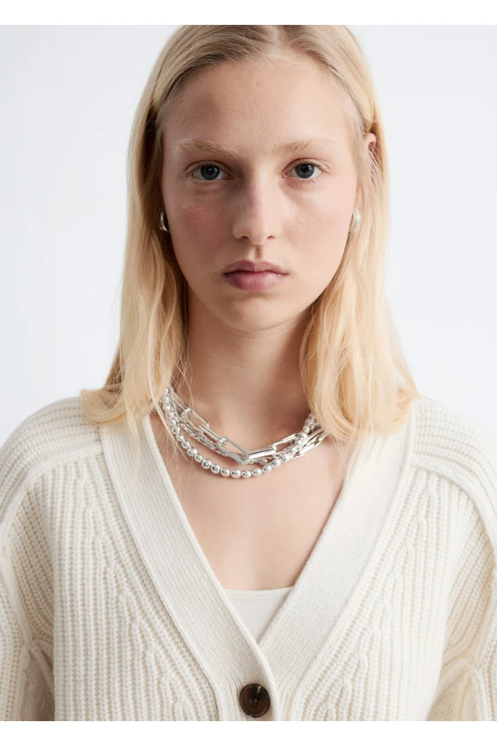 앤아더스토리즈 메리노 울 가디건의 크림컬러 ECOMLook입니다.