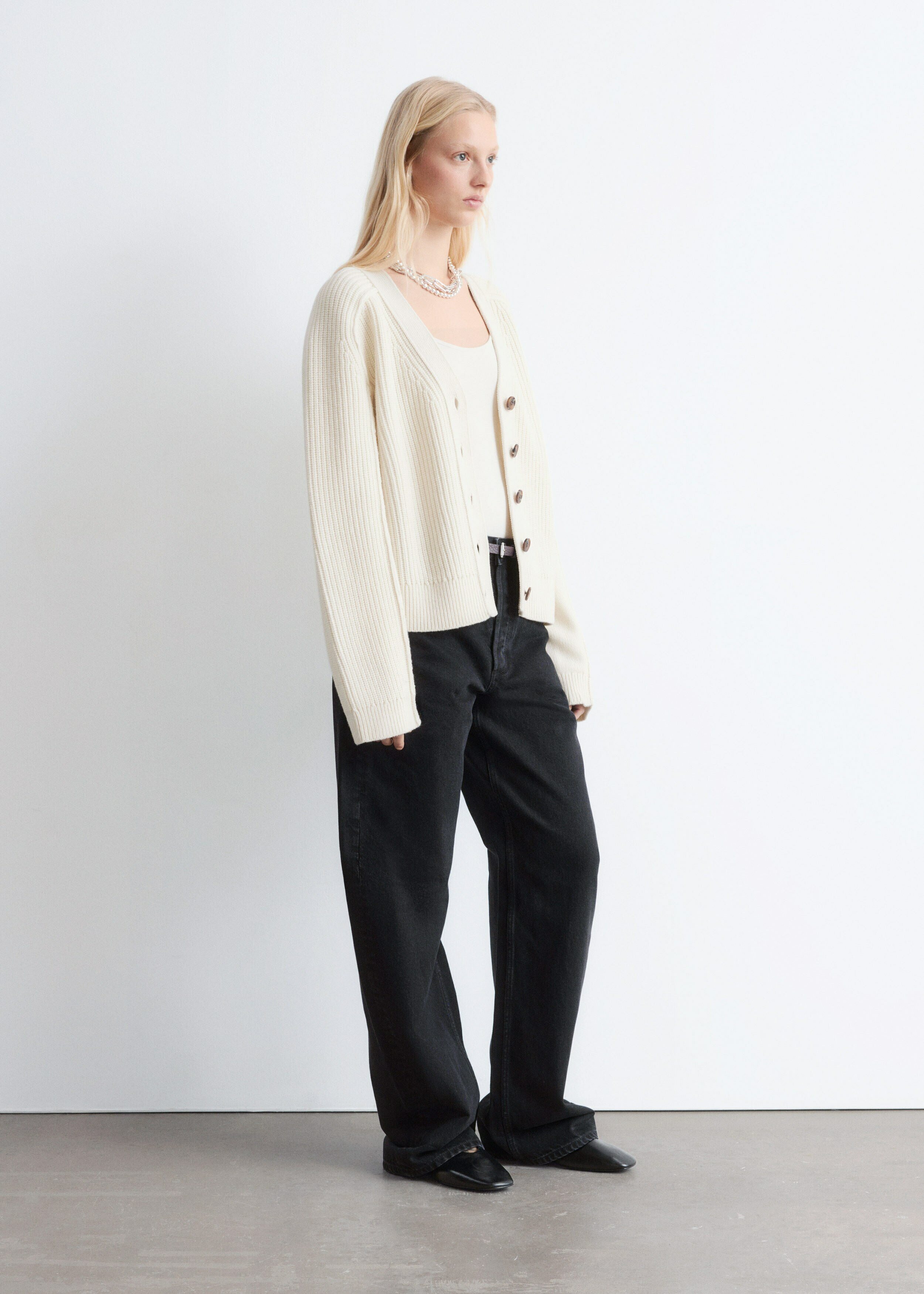 앤아더스토리즈 메리노 울 가디건의 크림컬러 ECOMLook입니다.