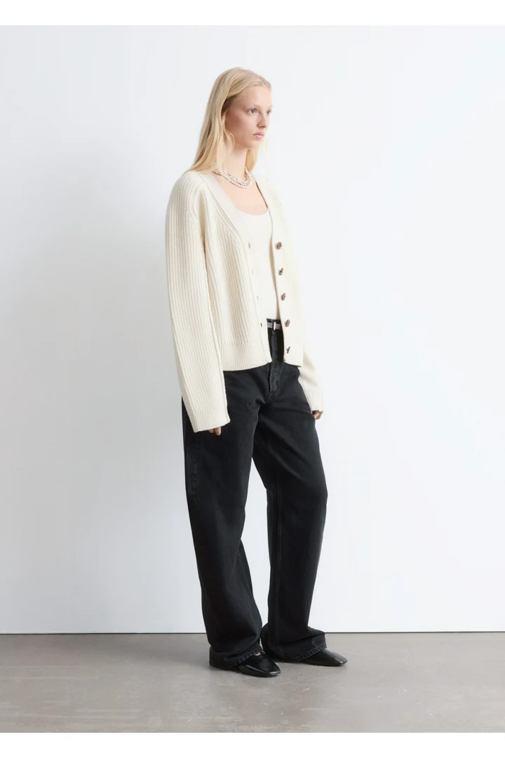 앤아더스토리즈 메리노 울 가디건의 크림컬러 ECOMLook입니다.