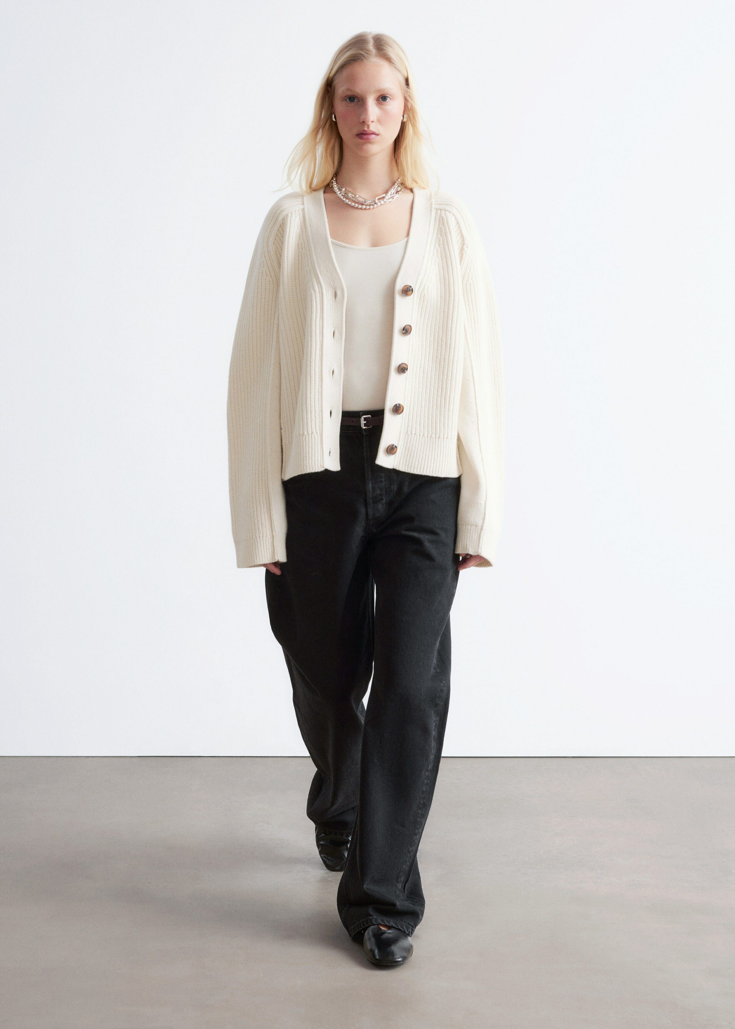 앤아더스토리즈 메리노 울 가디건의 크림컬러 ECOMLook입니다.