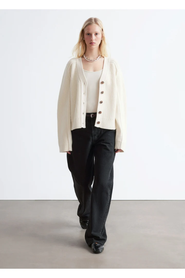 앤아더스토리즈 메리노 울 가디건의 크림컬러 ECOMLook입니다.