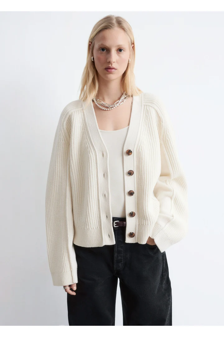 앤아더스토리즈 메리노 울 가디건의 크림컬러 ECOMLook입니다.