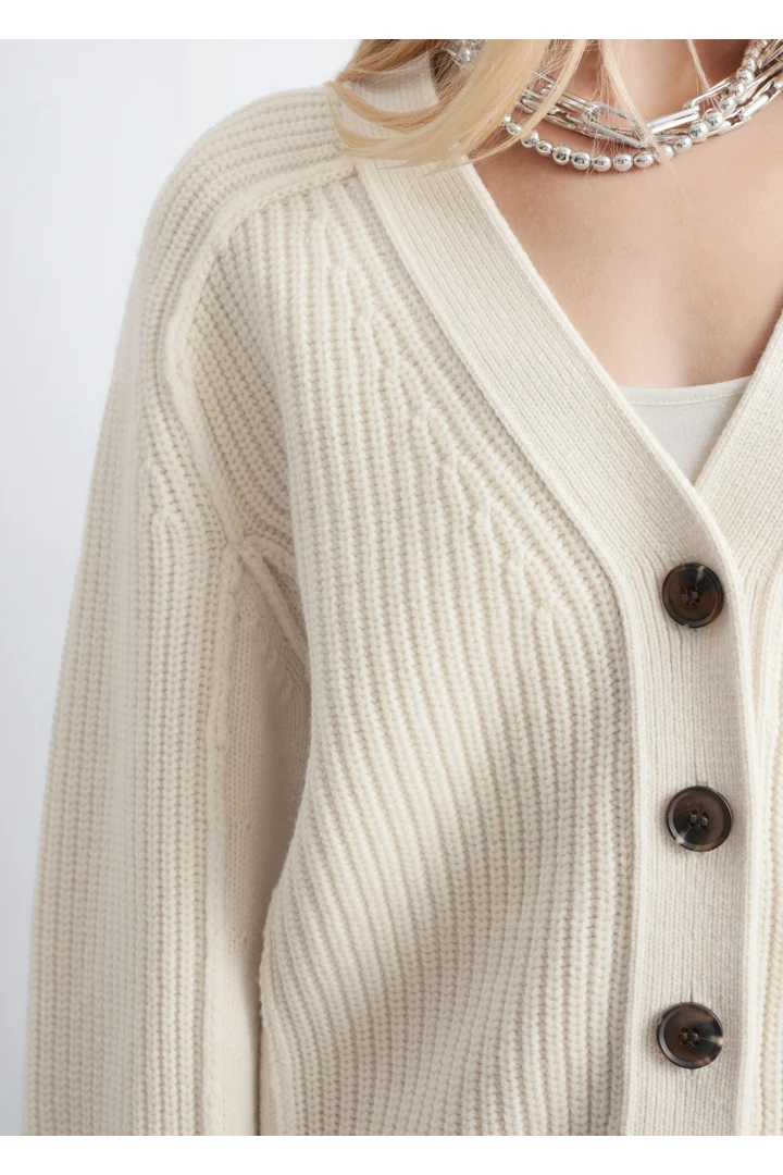 앤아더스토리즈 메리노 울 가디건의 크림컬러 ECOMLook입니다.