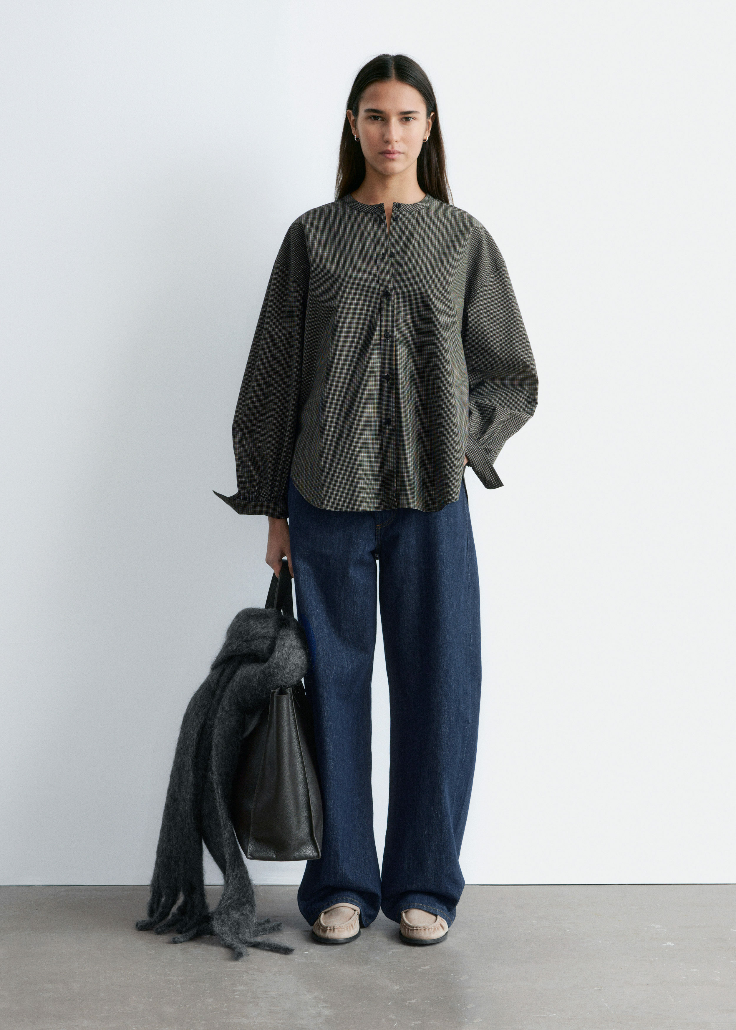 앤아더스토리즈 오버사이즈 코튼 셔츠의 블랙 체크컬러 ECOMLook입니다.