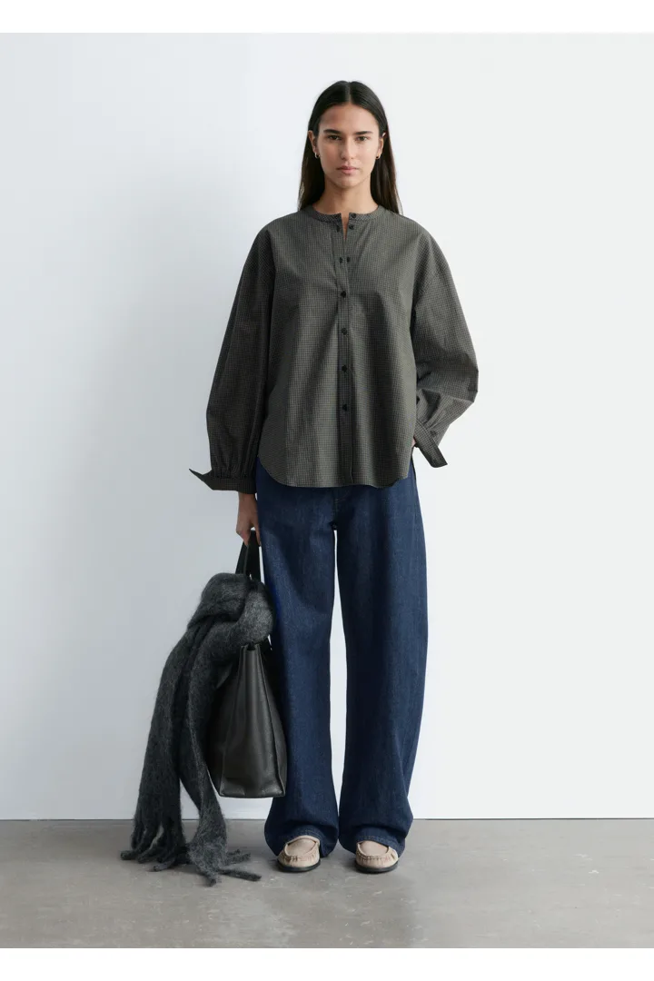 앤아더스토리즈 오버사이즈 코튼 셔츠의 블랙 체크컬러 ECOMLook입니다.