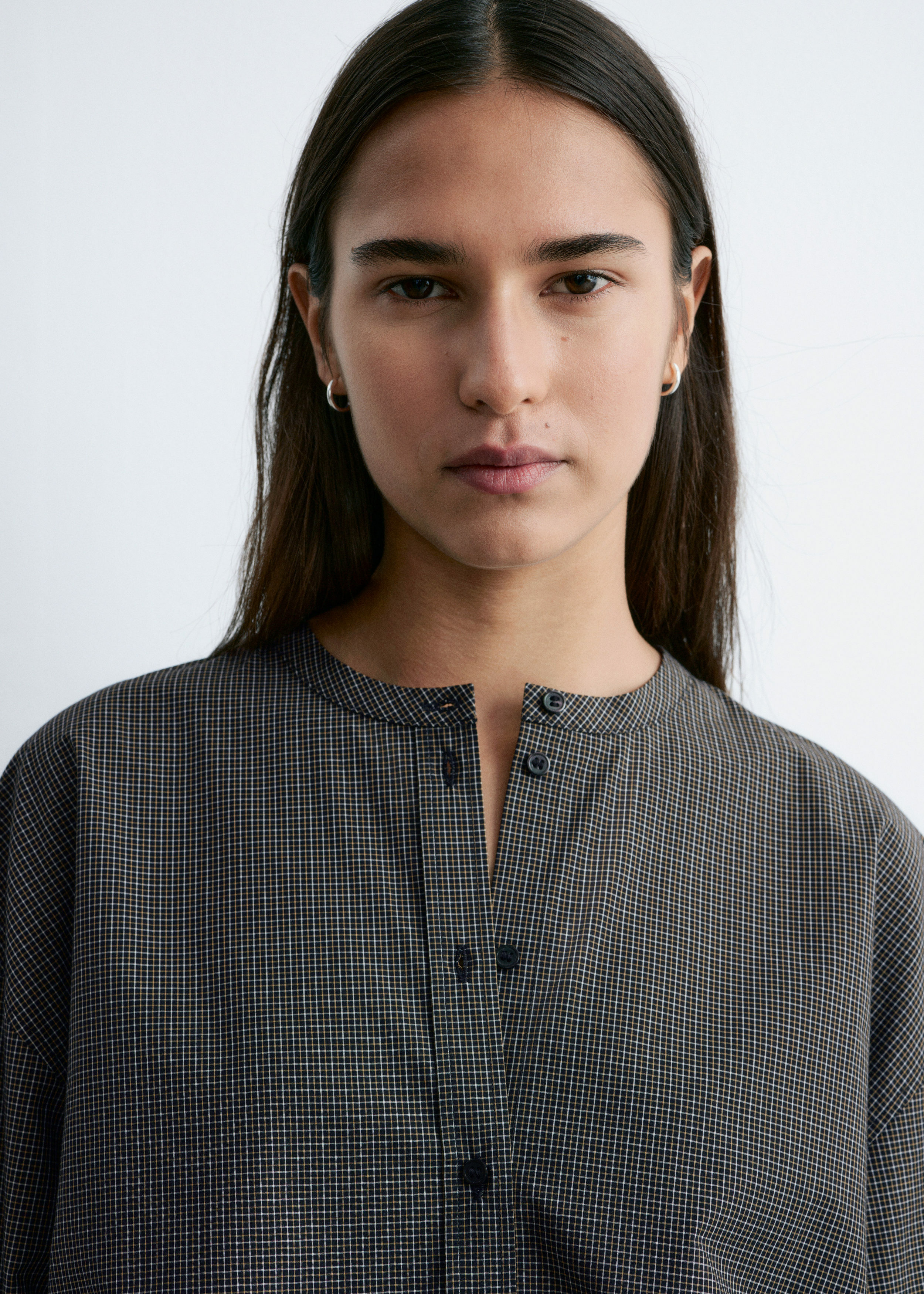 앤아더스토리즈 오버사이즈 코튼 셔츠의 블랙 체크컬러 ECOMLook입니다.