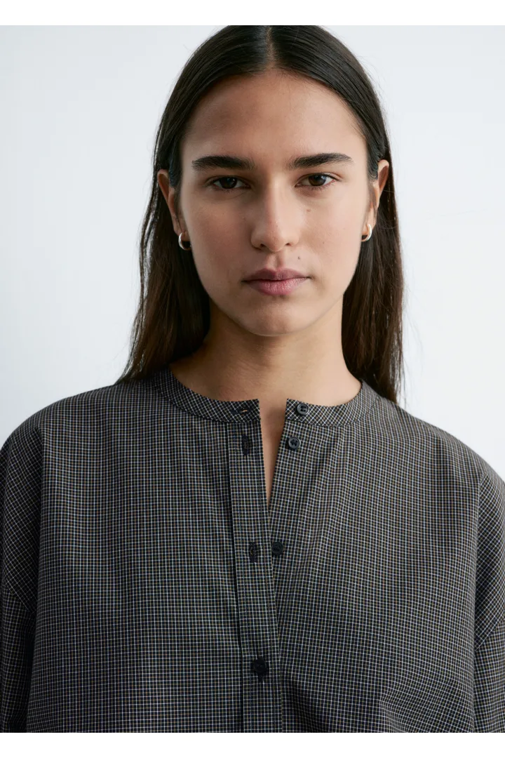 앤아더스토리즈 오버사이즈 코튼 셔츠의 블랙 체크컬러 ECOMLook입니다.