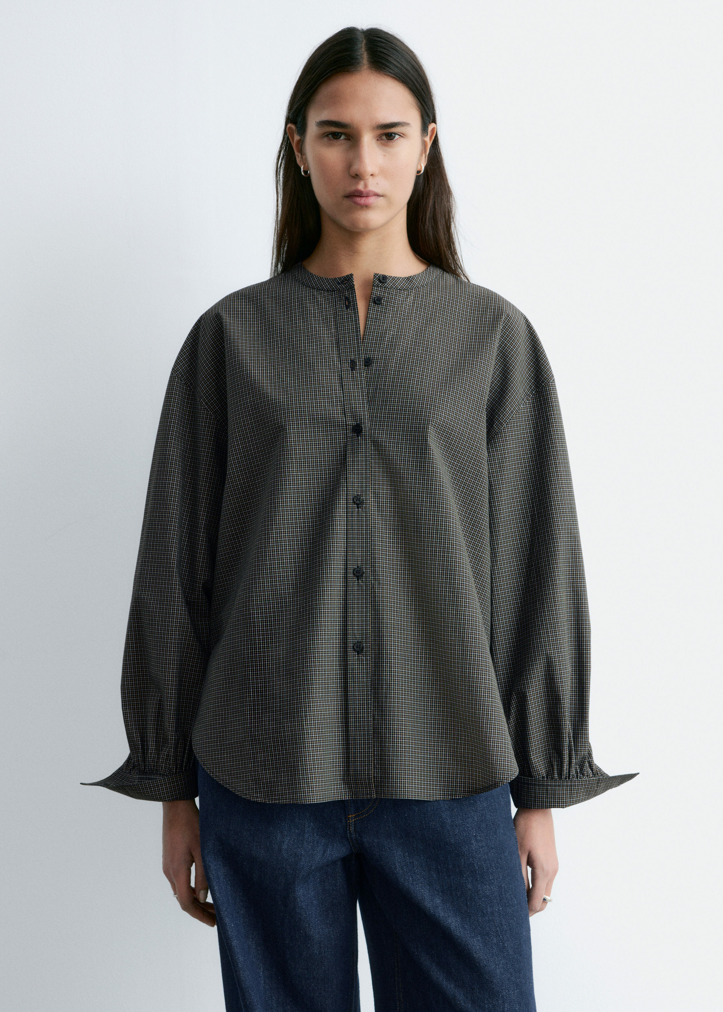 앤아더스토리즈 오버사이즈 코튼 셔츠의 블랙 체크컬러 ECOMLook입니다.