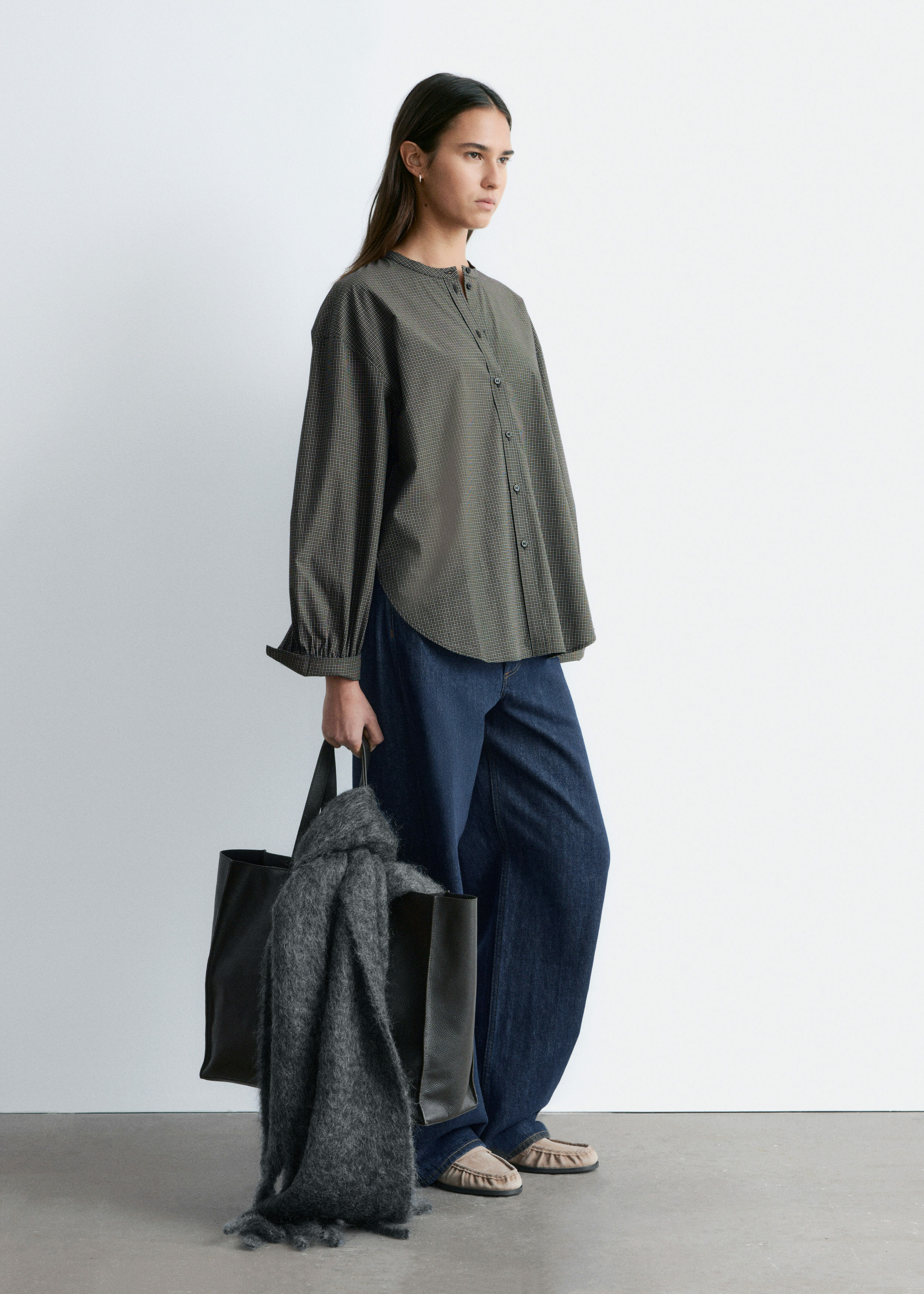 앤아더스토리즈 오버사이즈 코튼 셔츠의 블랙 체크컬러 ECOMLook입니다.