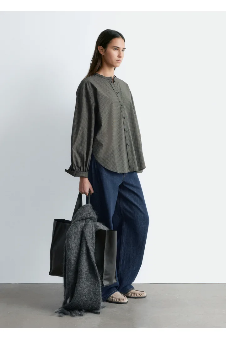 앤아더스토리즈 오버사이즈 코튼 셔츠의 블랙 체크컬러 ECOMLook입니다.