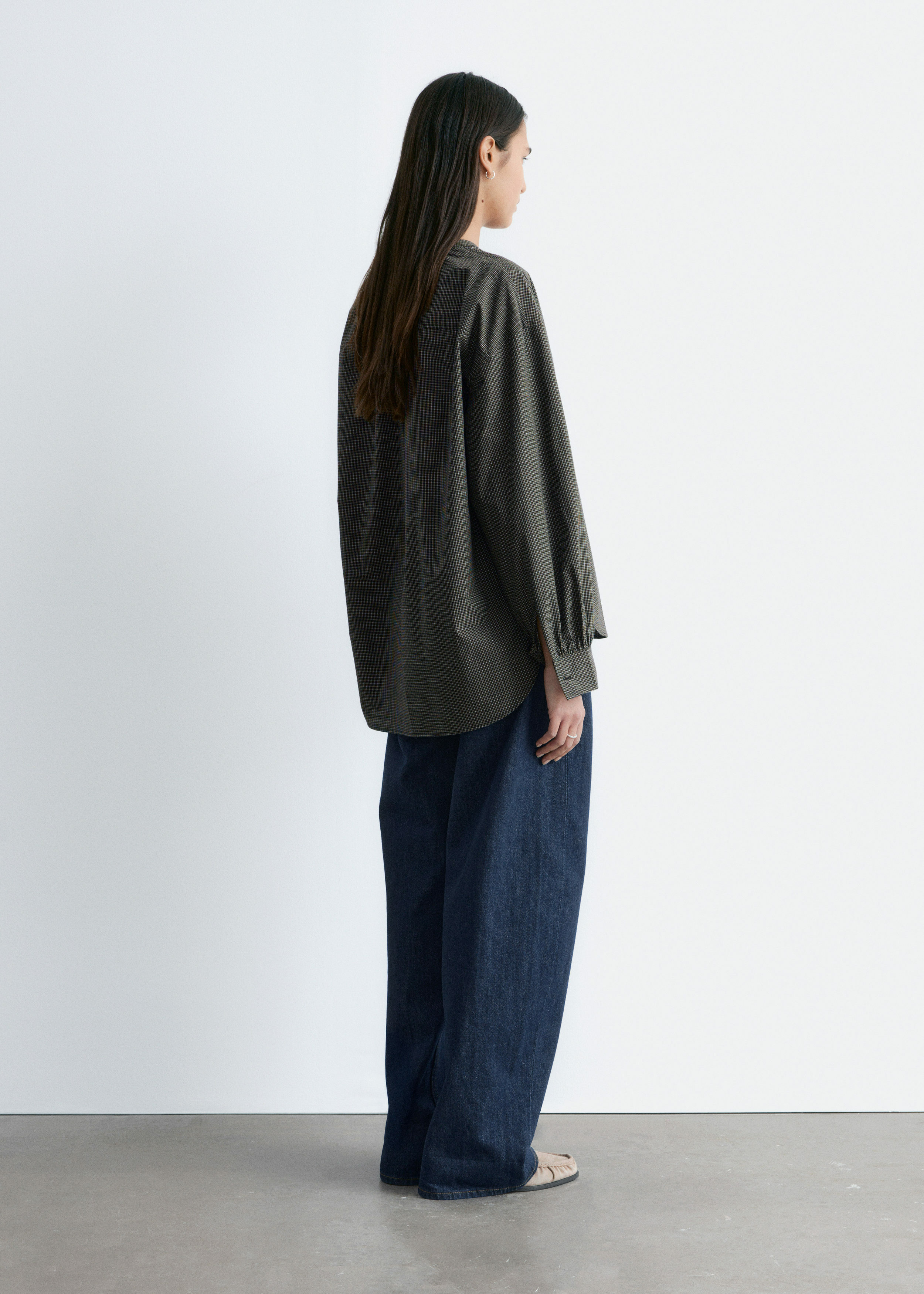 앤아더스토리즈 오버사이즈 코튼 셔츠의 블랙 체크컬러 ECOMLook입니다.