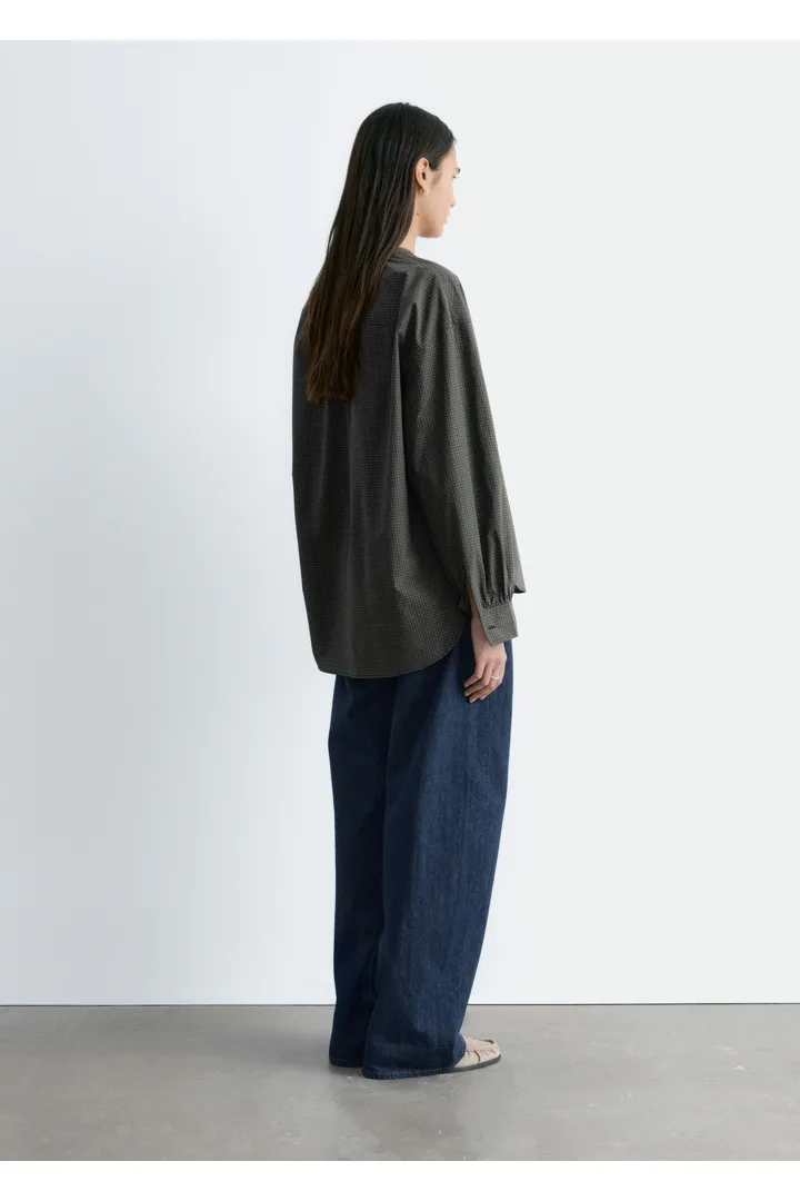 앤아더스토리즈 오버사이즈 코튼 셔츠의 블랙 체크컬러 ECOMLook입니다.