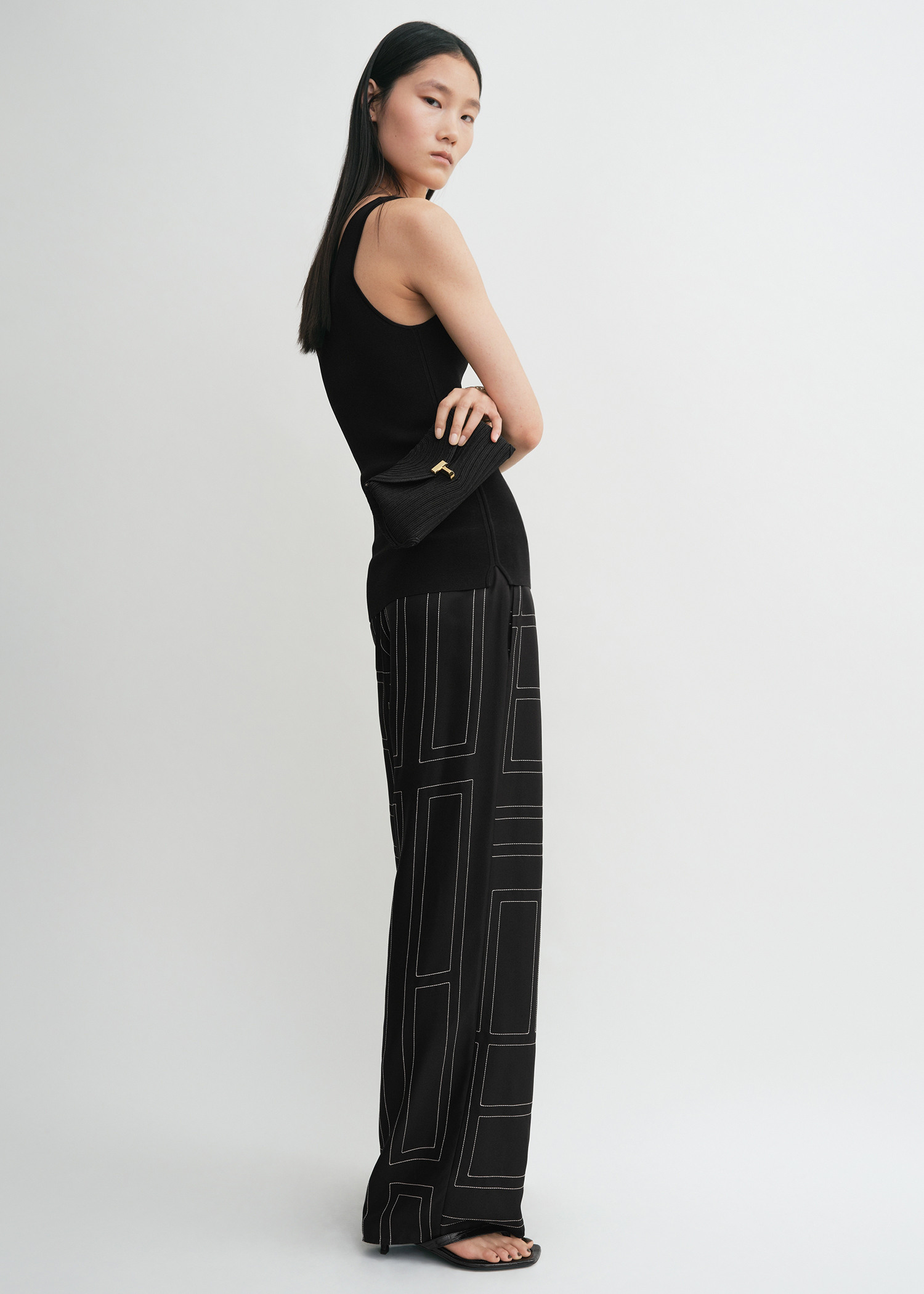 TOTEME 모노그램 실크 PJ 바텀 블랙의 블랙컬러 1번쨰 이미지입니다.