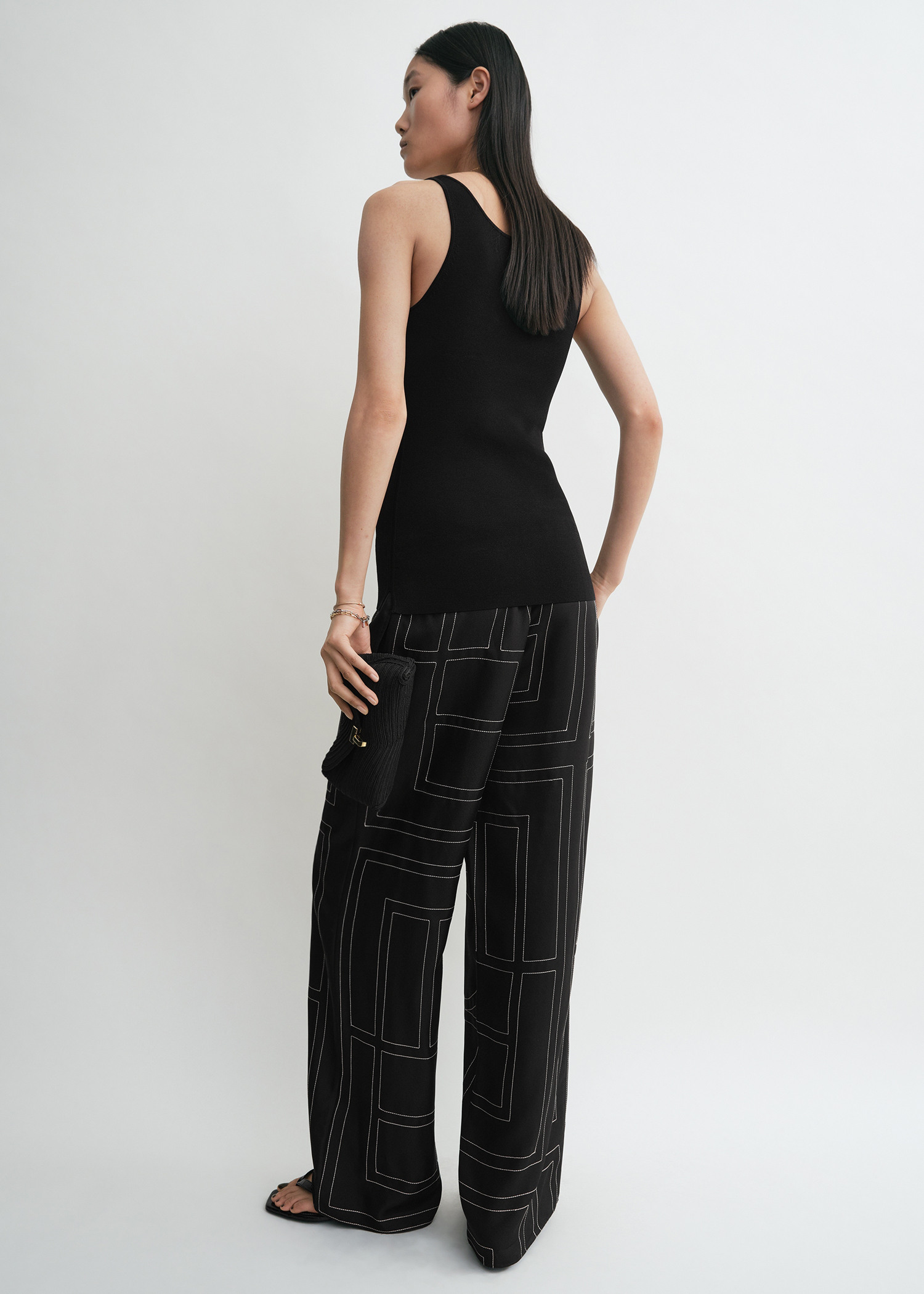 TOTEME 모노그램 실크 PJ 바텀 블랙의 블랙컬러 2번쨰 이미지입니다.