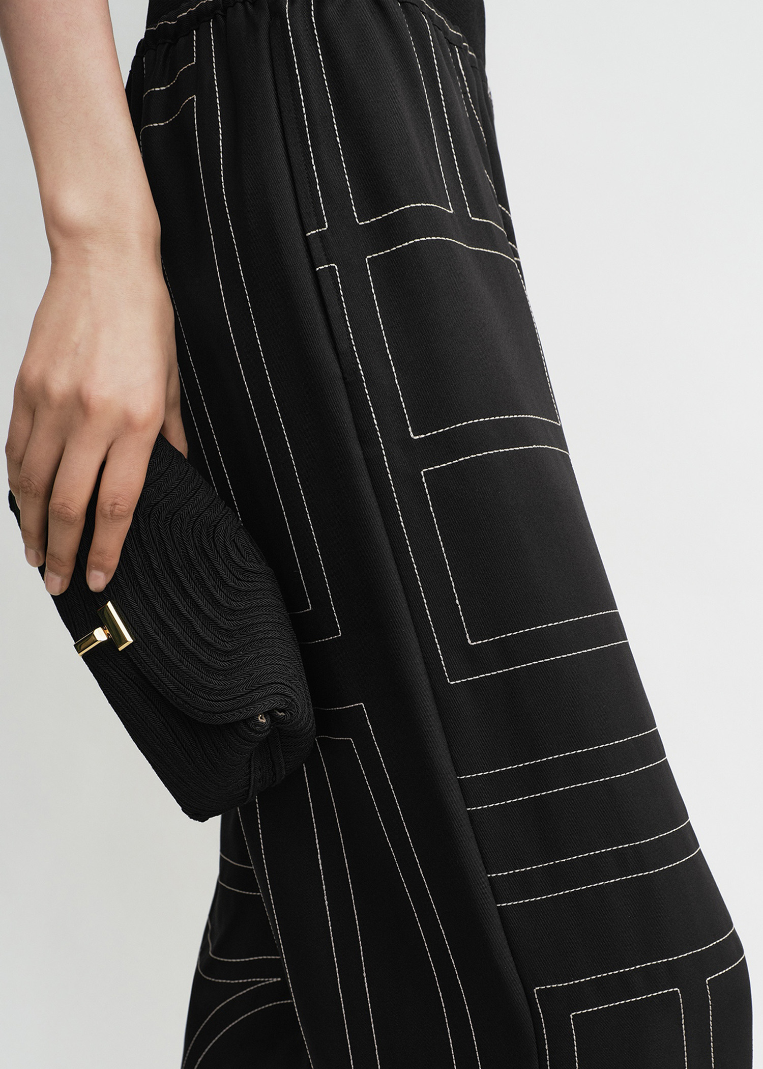 TOTEME 모노그램 실크 PJ 바텀 블랙의 블랙컬러 3번쨰 이미지입니다.