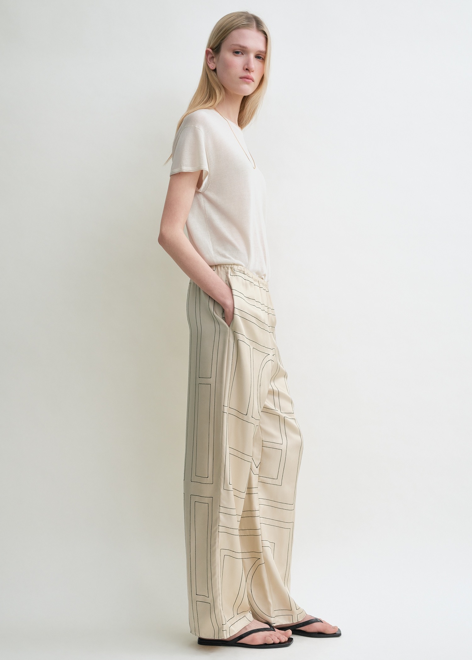 TOTEME 모노그램 실크 PJ 바텀 아이보리의 아이보리컬러 1번쨰 이미지입니다.