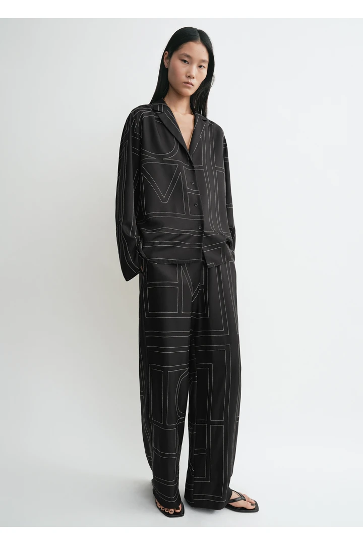 TOTEME 모노그램 실크 PJ 탑 블랙의 블랙컬러 0번쨰 이미지입니다.