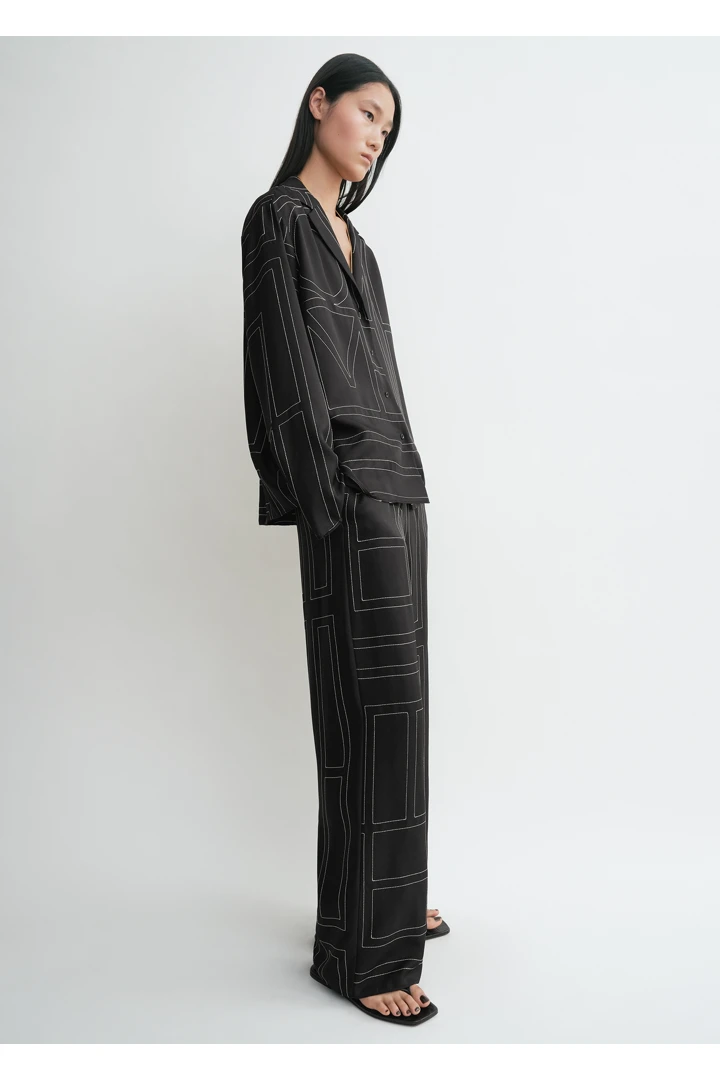 TOTEME 모노그램 실크 PJ 탑 블랙의 블랙컬러 1번쨰 이미지입니다.