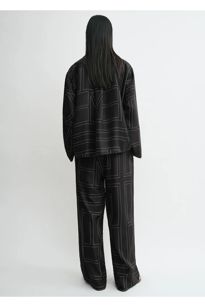 TOTEME 모노그램 실크 PJ 탑 블랙의 블랙컬러 2번쨰 이미지입니다.