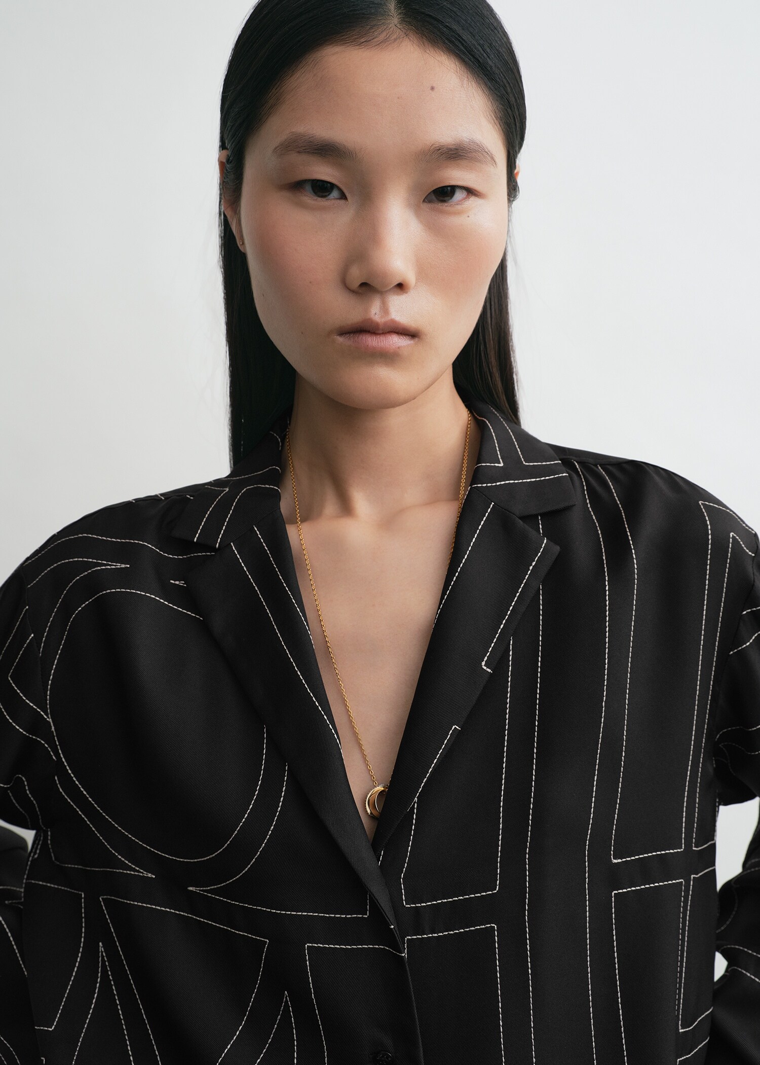 TOTEME 모노그램 실크 PJ 탑 블랙의 블랙컬러 3번쨰 이미지입니다.