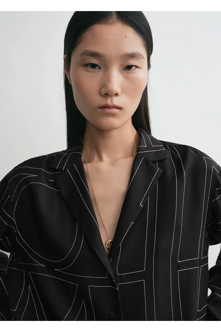 TOTEME 모노그램 실크 PJ 탑 블랙의 블랙컬러 3번쨰 이미지입니다.