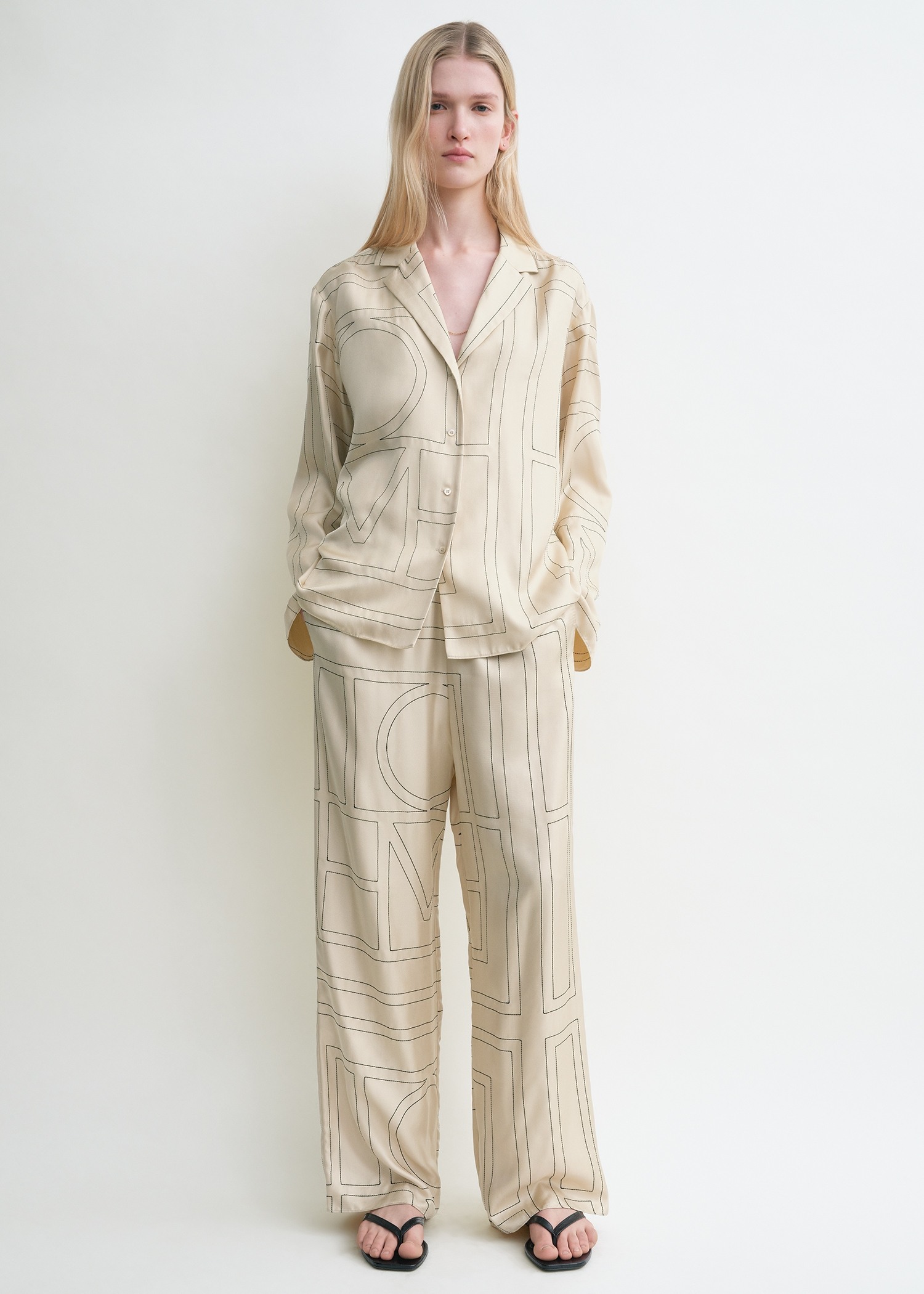 TOTEME 모노그램 실크 PJ 탑 아이보리의 아이보리컬러 0번쨰 이미지입니다.