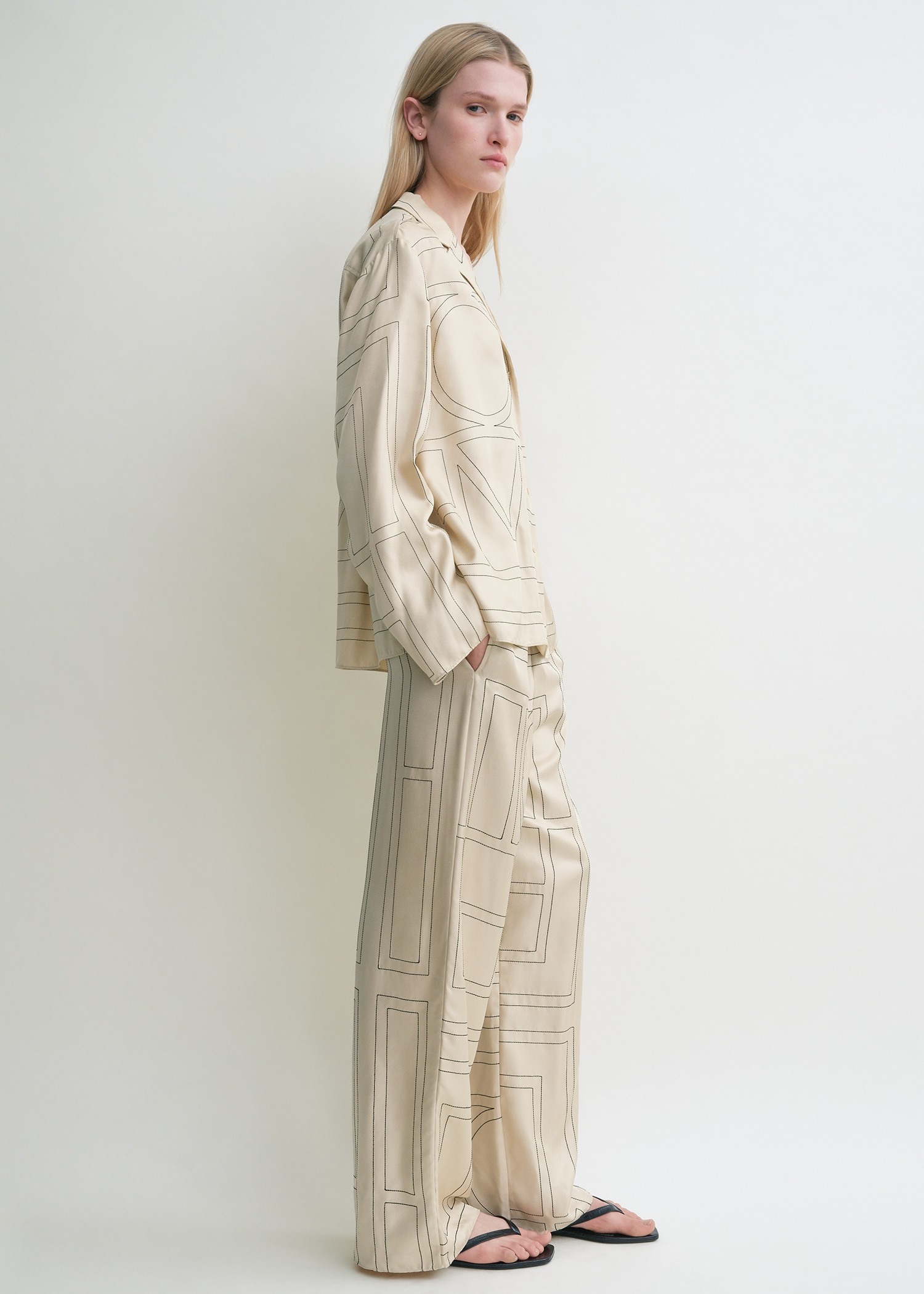 TOTEME 모노그램 실크 PJ 탑 아이보리의 아이보리컬러 1번쨰 이미지입니다.