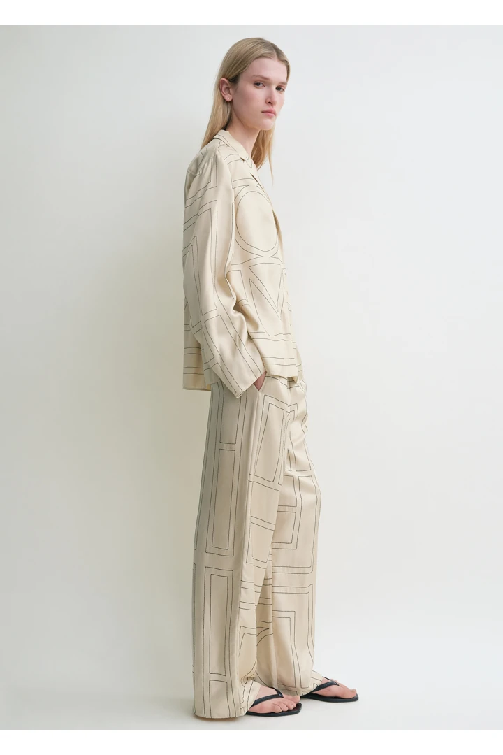 TOTEME 모노그램 실크 PJ 탑 아이보리의 아이보리컬러 1번쨰 이미지입니다.